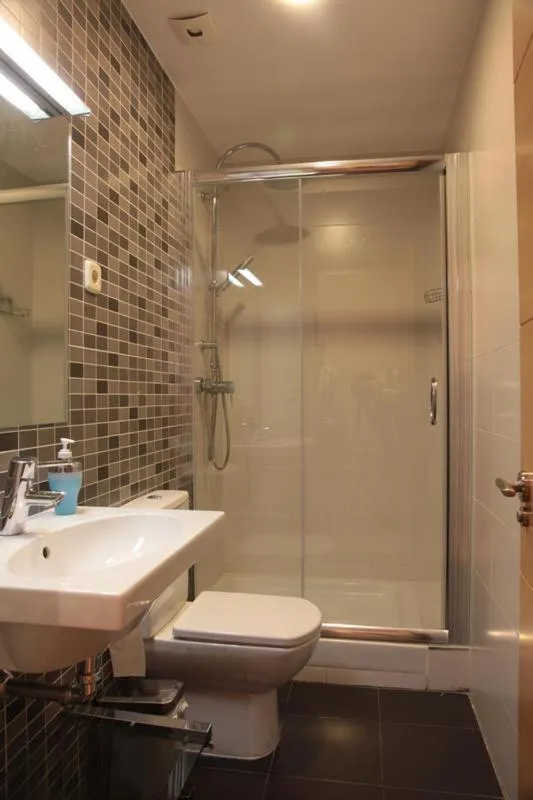 Bathroom in Hostal Falfes