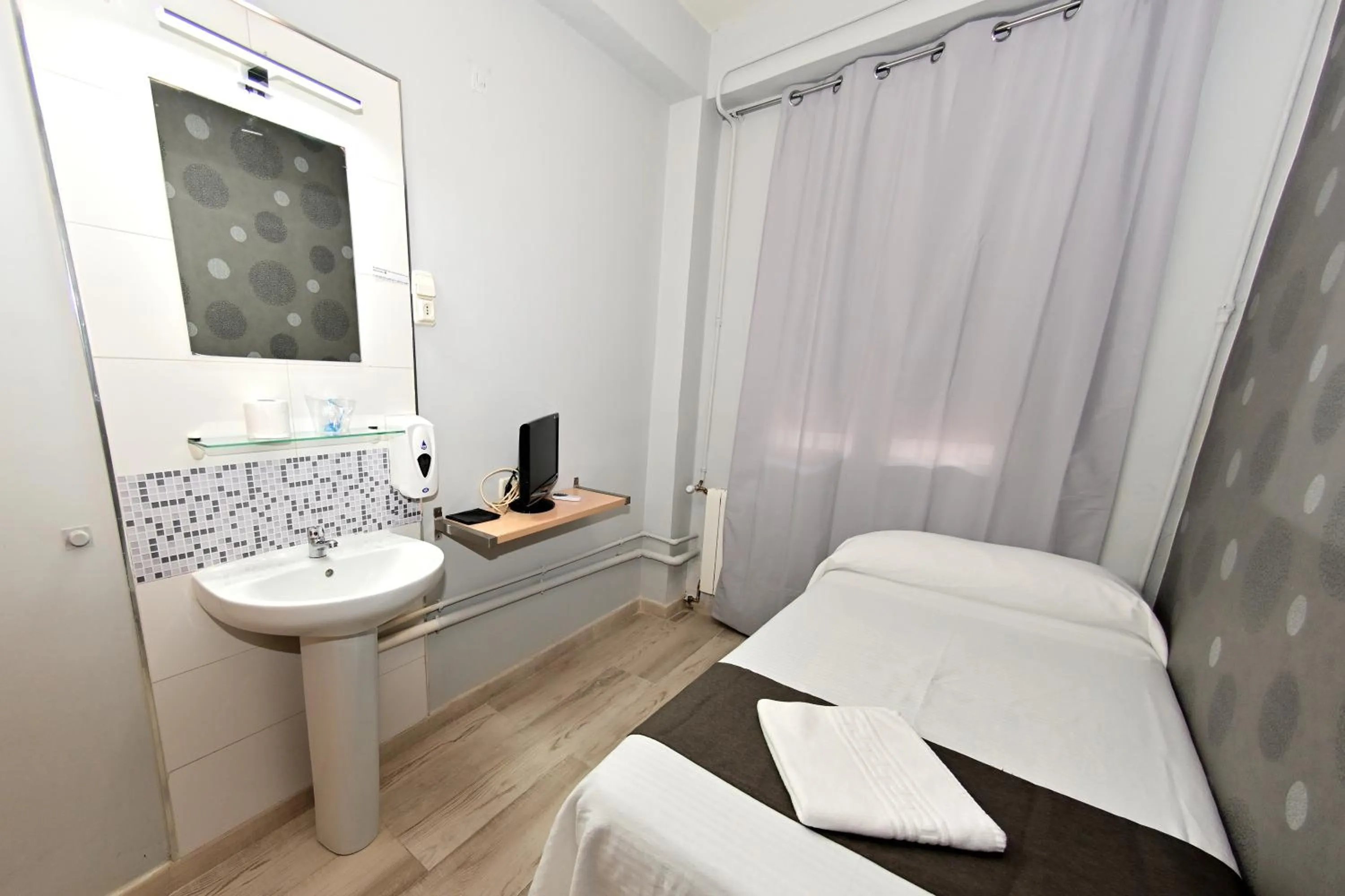 Photo of the whole room, Bed in Hostal Falfes