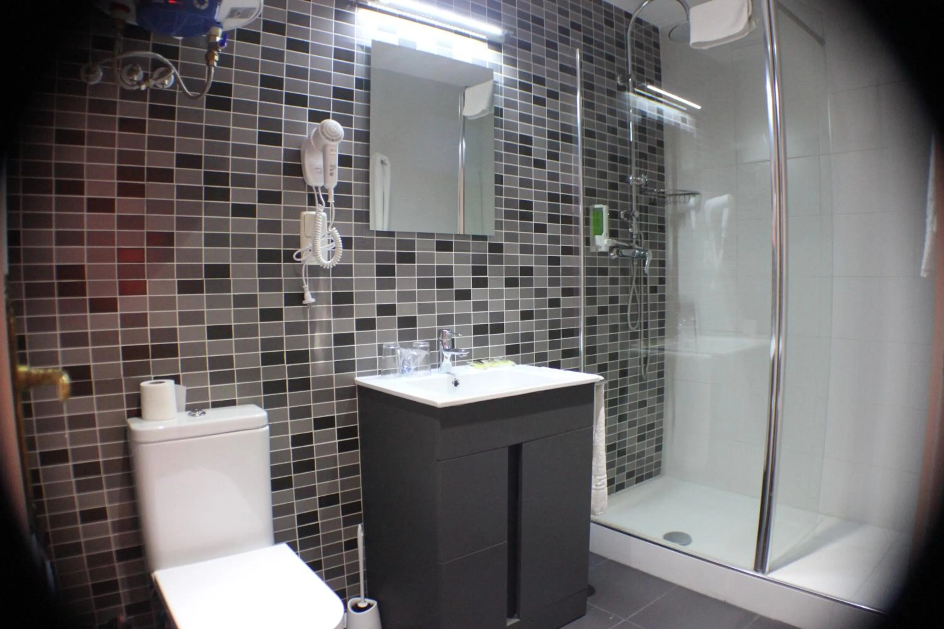 Bathroom in Hostal Falfes