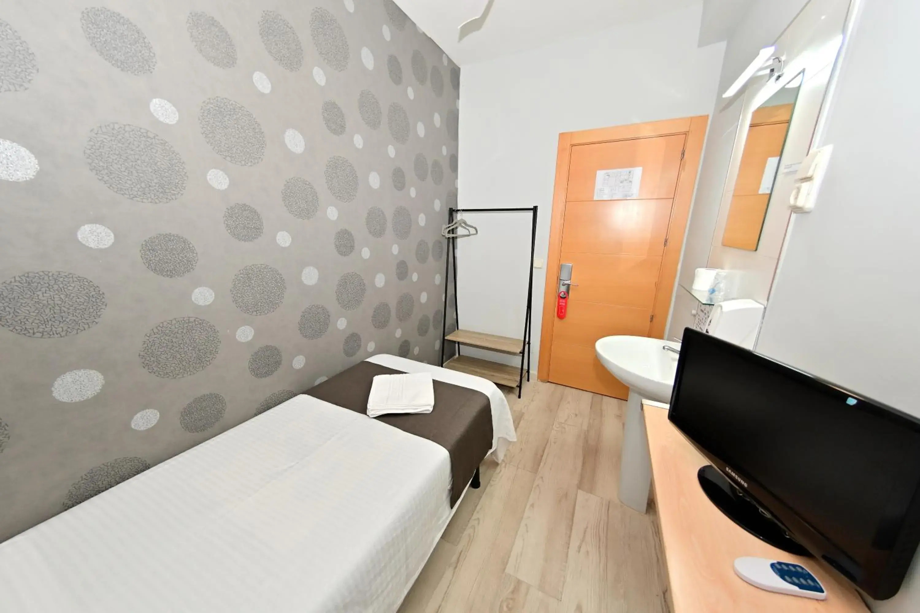 Single Room with Shared Bathroom in Hostal Falfes Single Room with Shared Bathroom in Hostal Falfes