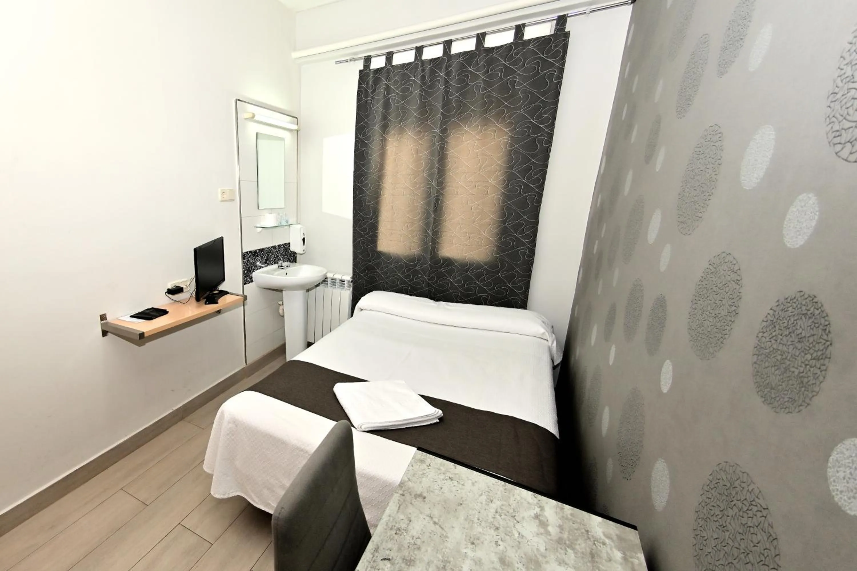 Photo of the whole room, Bed in Hostal Falfes