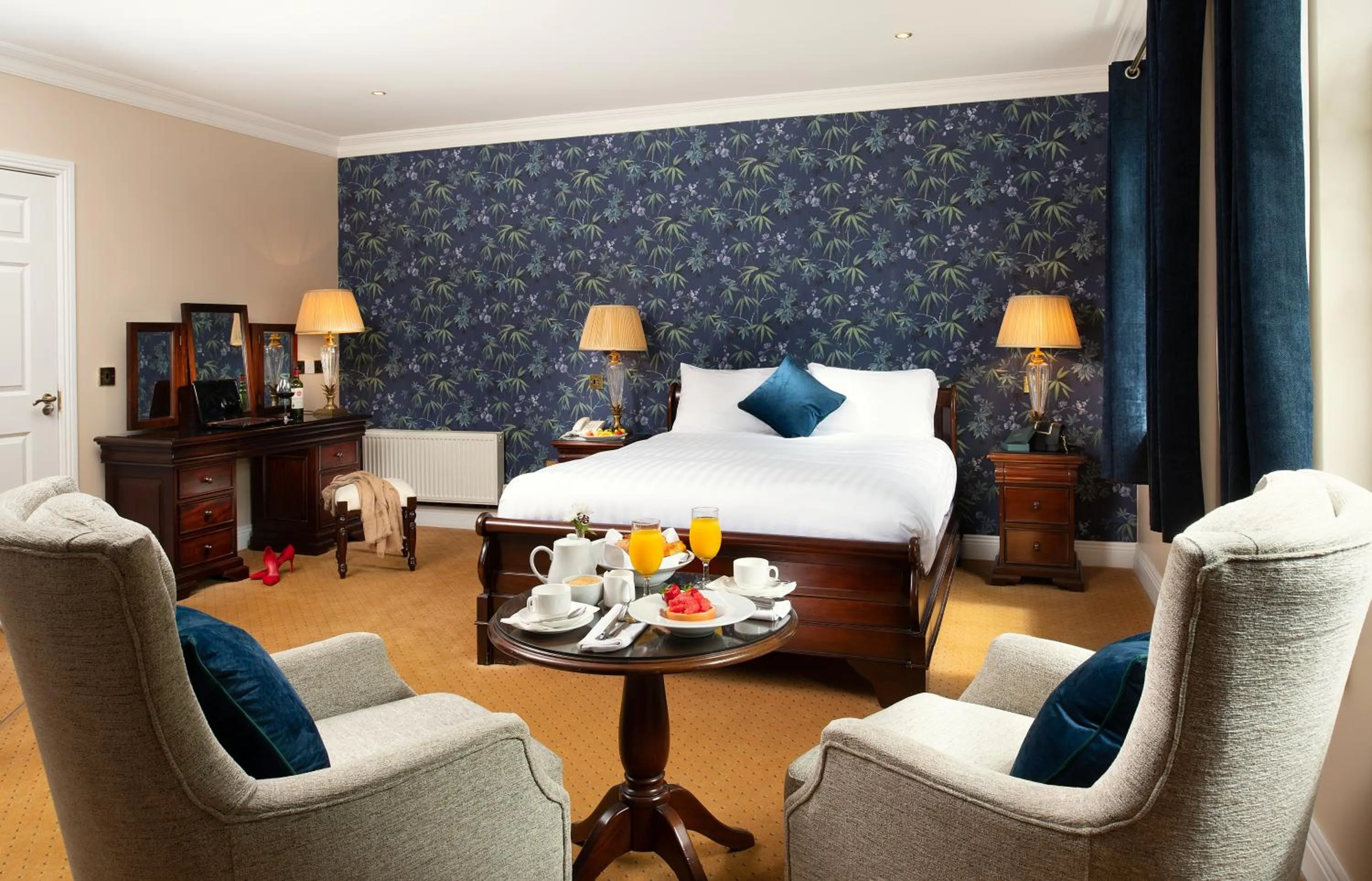 Bedroom, Bed in Bunratty Manor Hotel