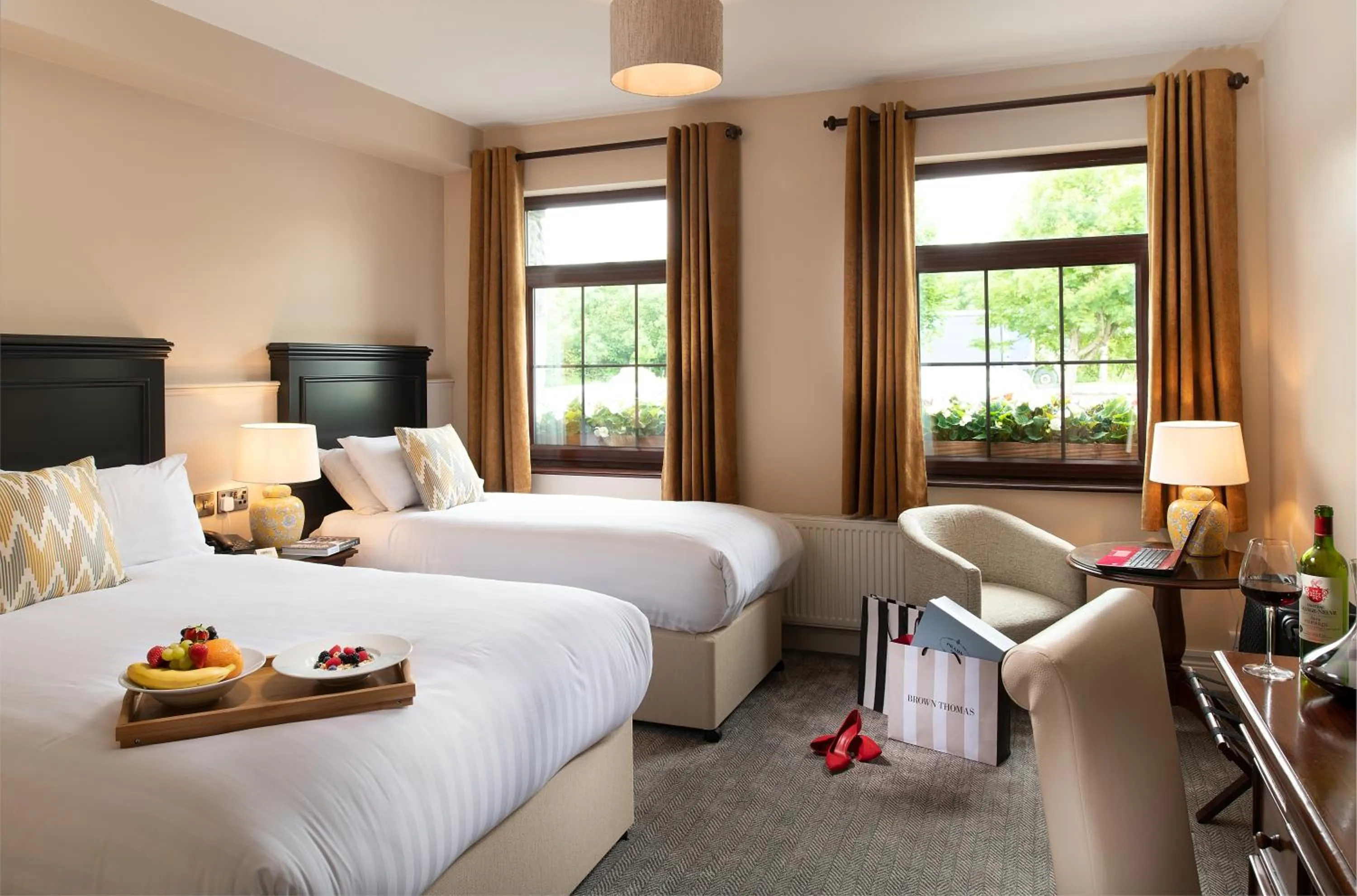 Bedroom, Bed in Bunratty Manor Hotel