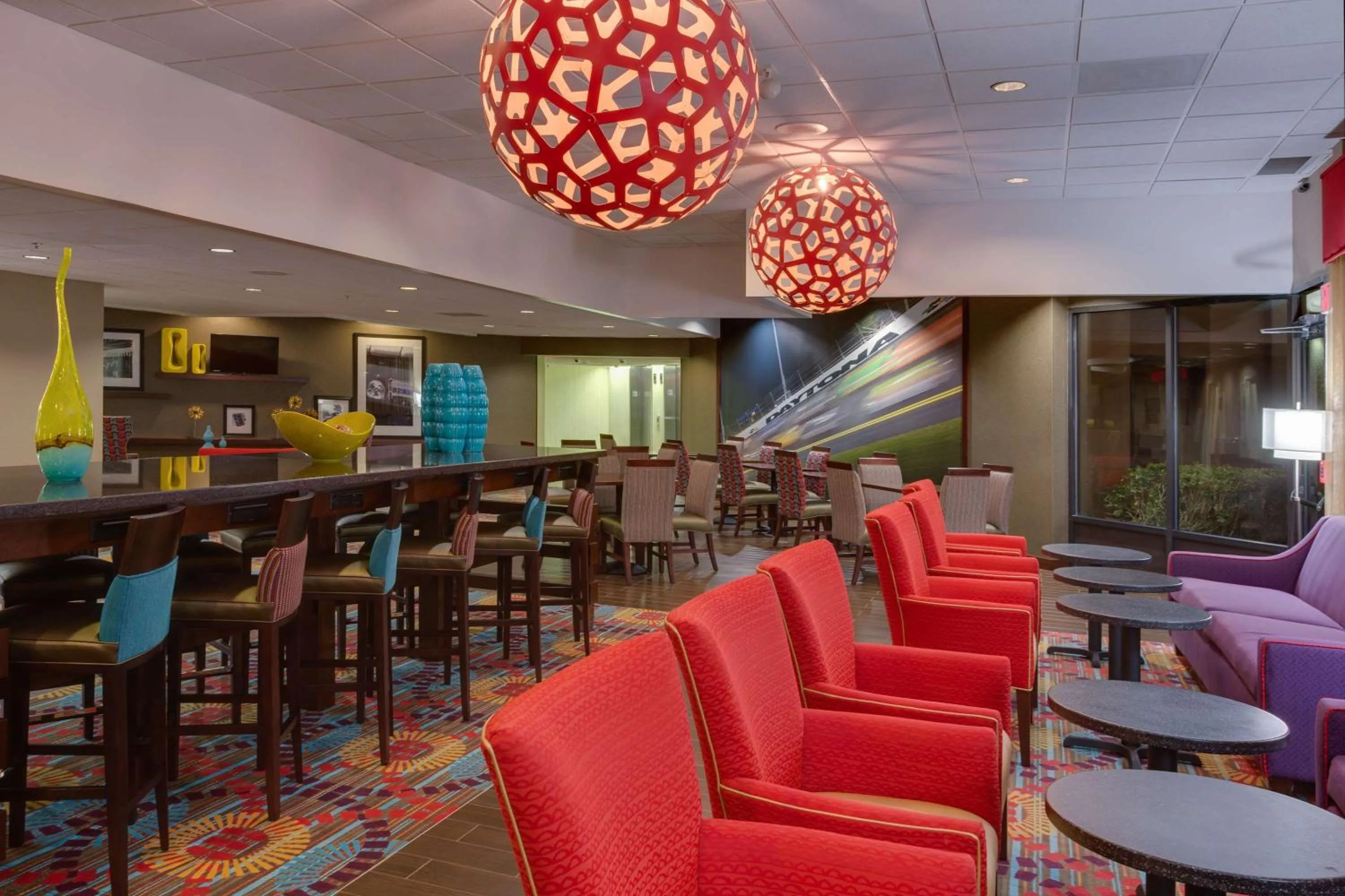 Dining area in Hampton Inn Daytona Speedway-Airport