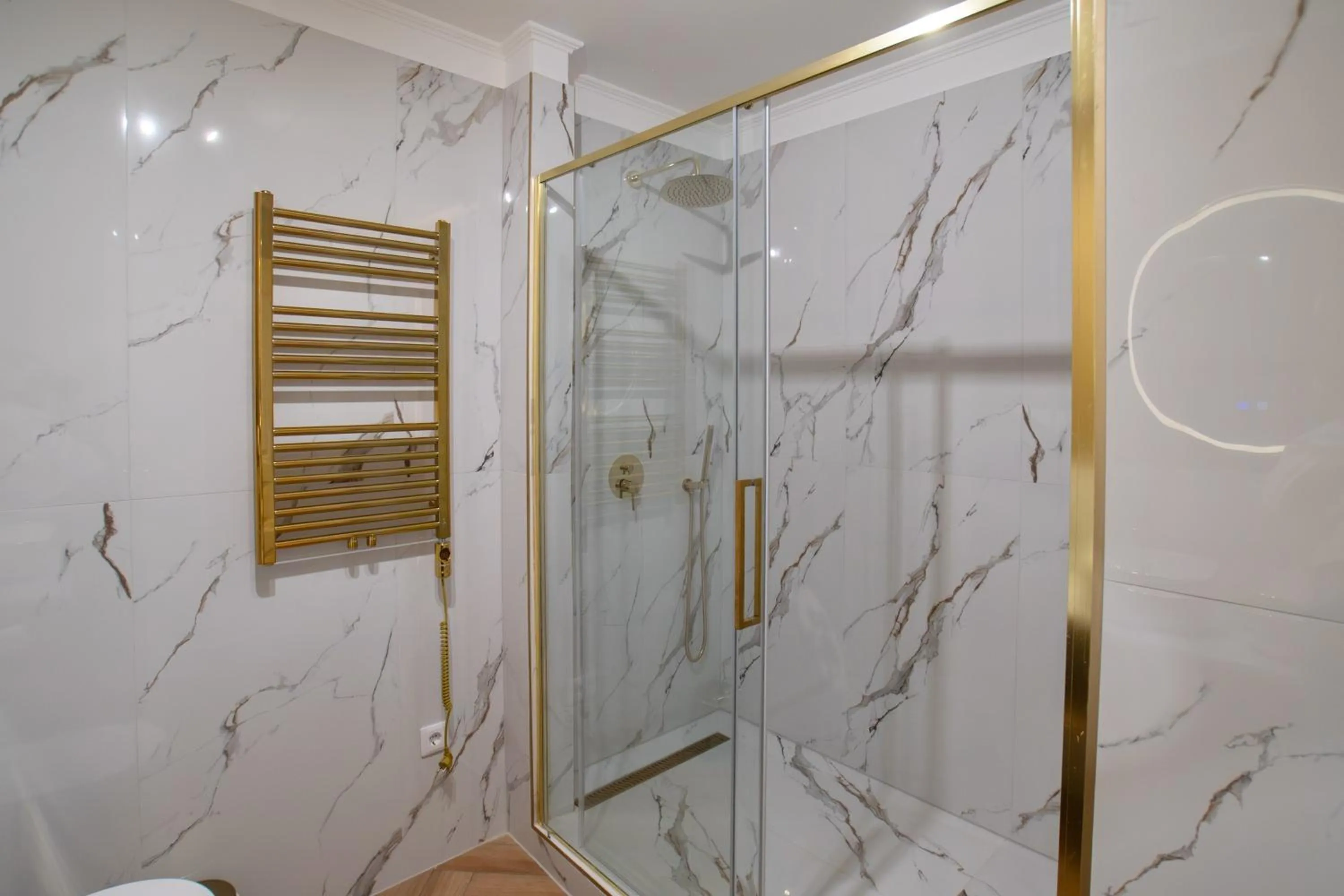 Shower in Harmonia Palace - Luxury Apartments