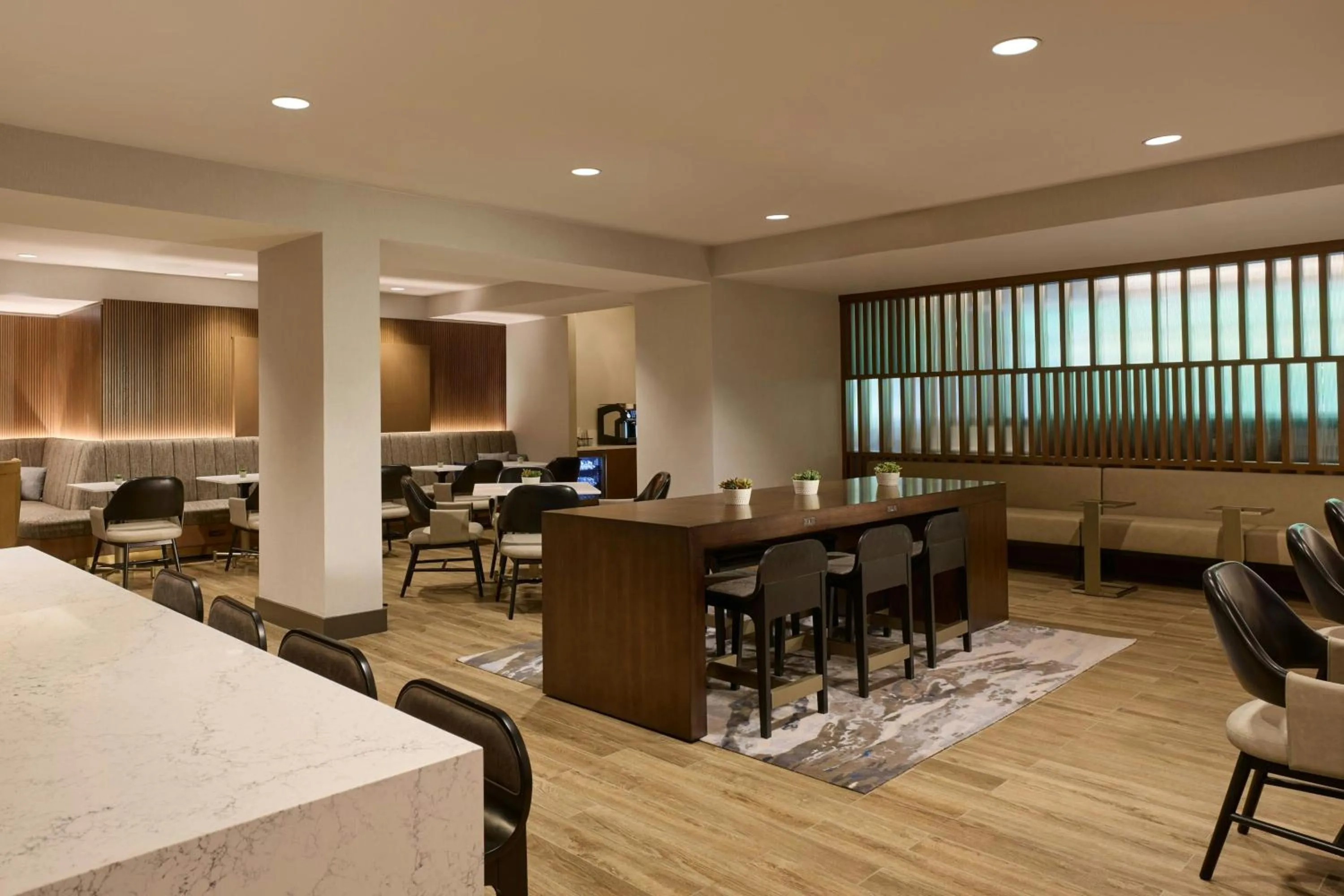 Lounge or bar in The Woodlands Waterway Marriott Hotel and Convention Center