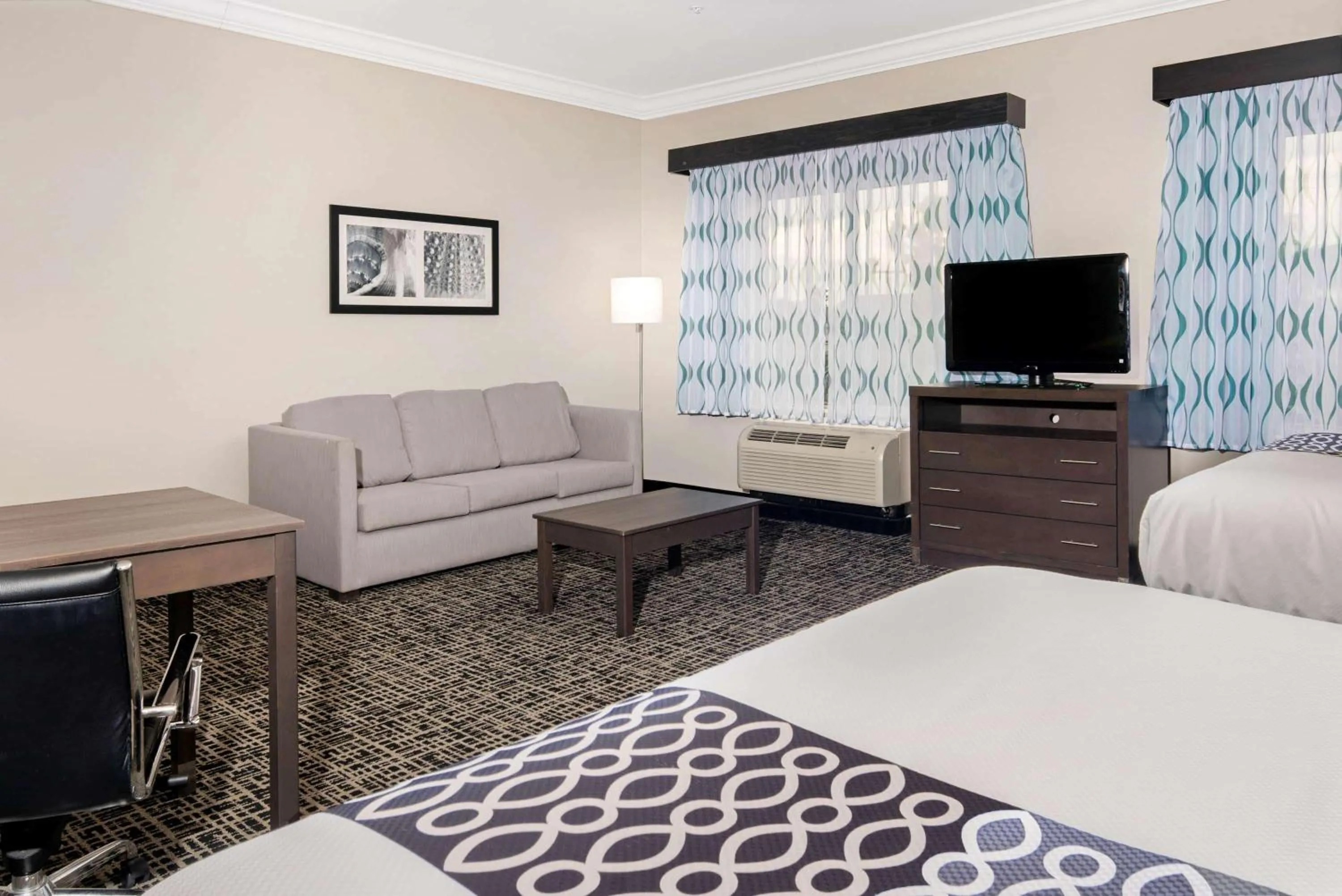 Photo of the whole room, Bed in La Quinta by Wyndham Corpus Christi-N Padre Isl.