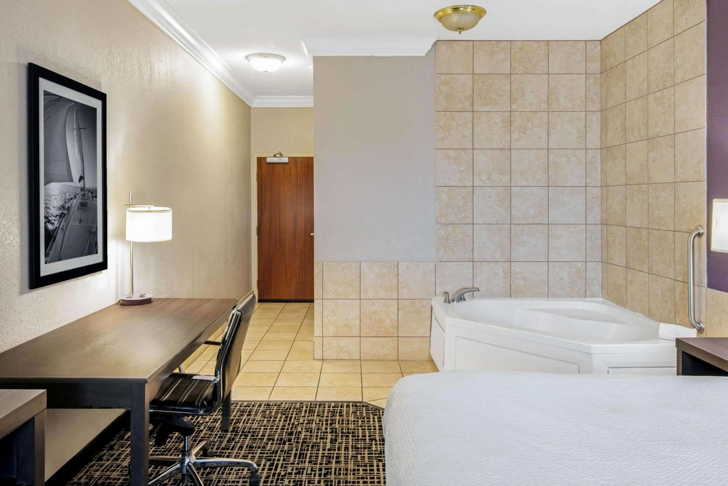 Photo of the whole room, Bed in La Quinta by Wyndham Corpus Christi-N Padre Isl.