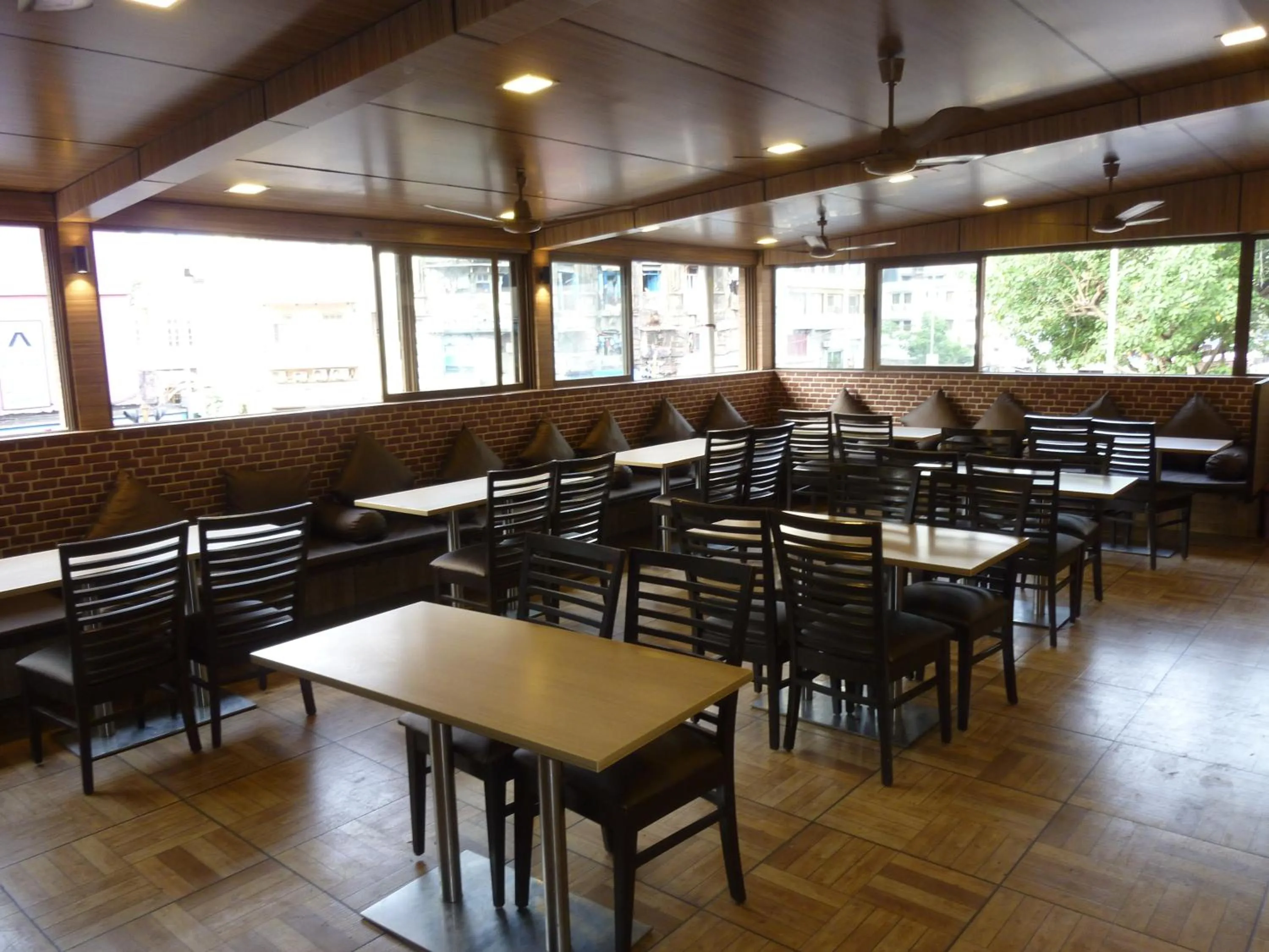 Restaurant/places to eat in Hotel Orient Palace