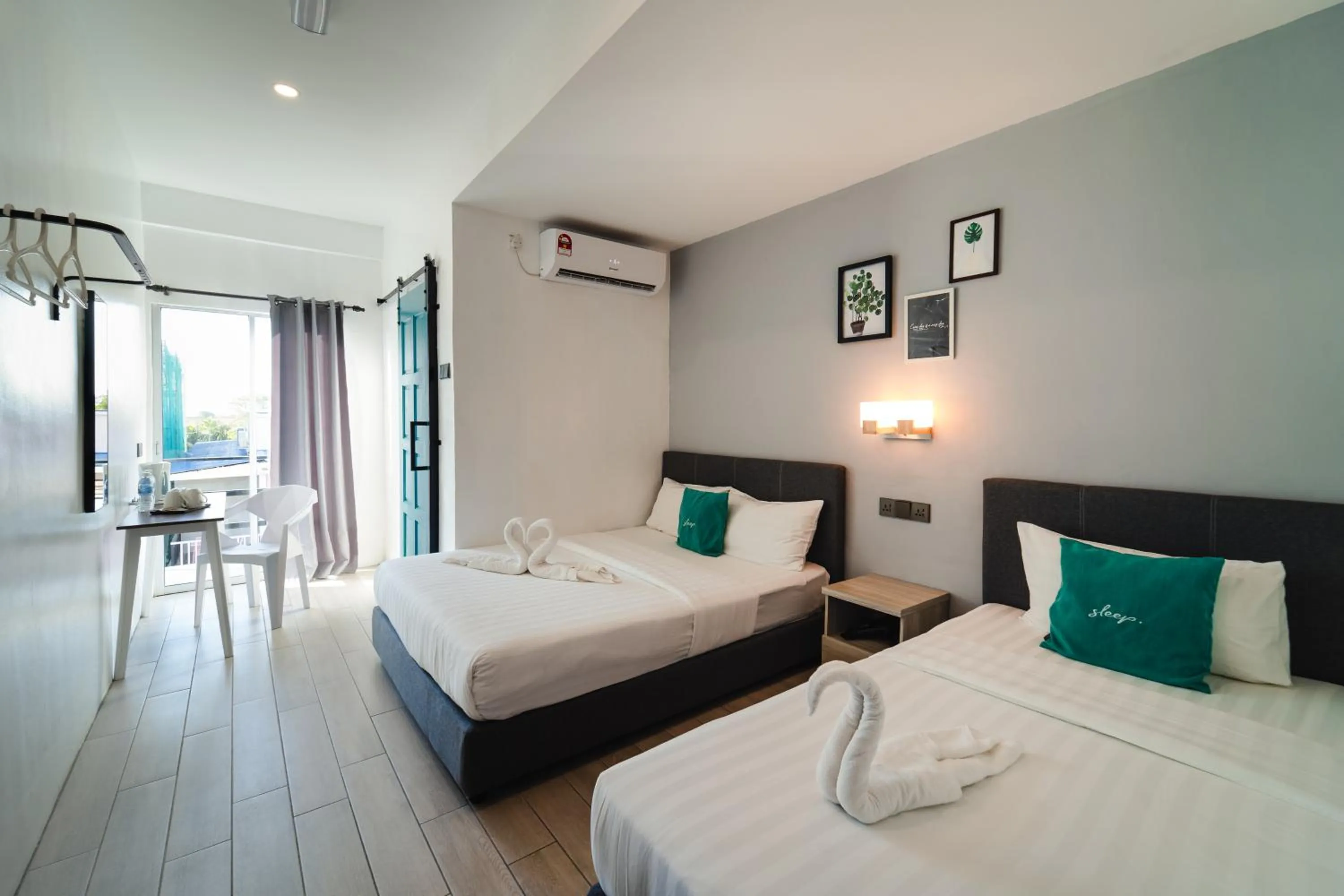 Photo of the whole room, Bed in Perfect Hub Semporna