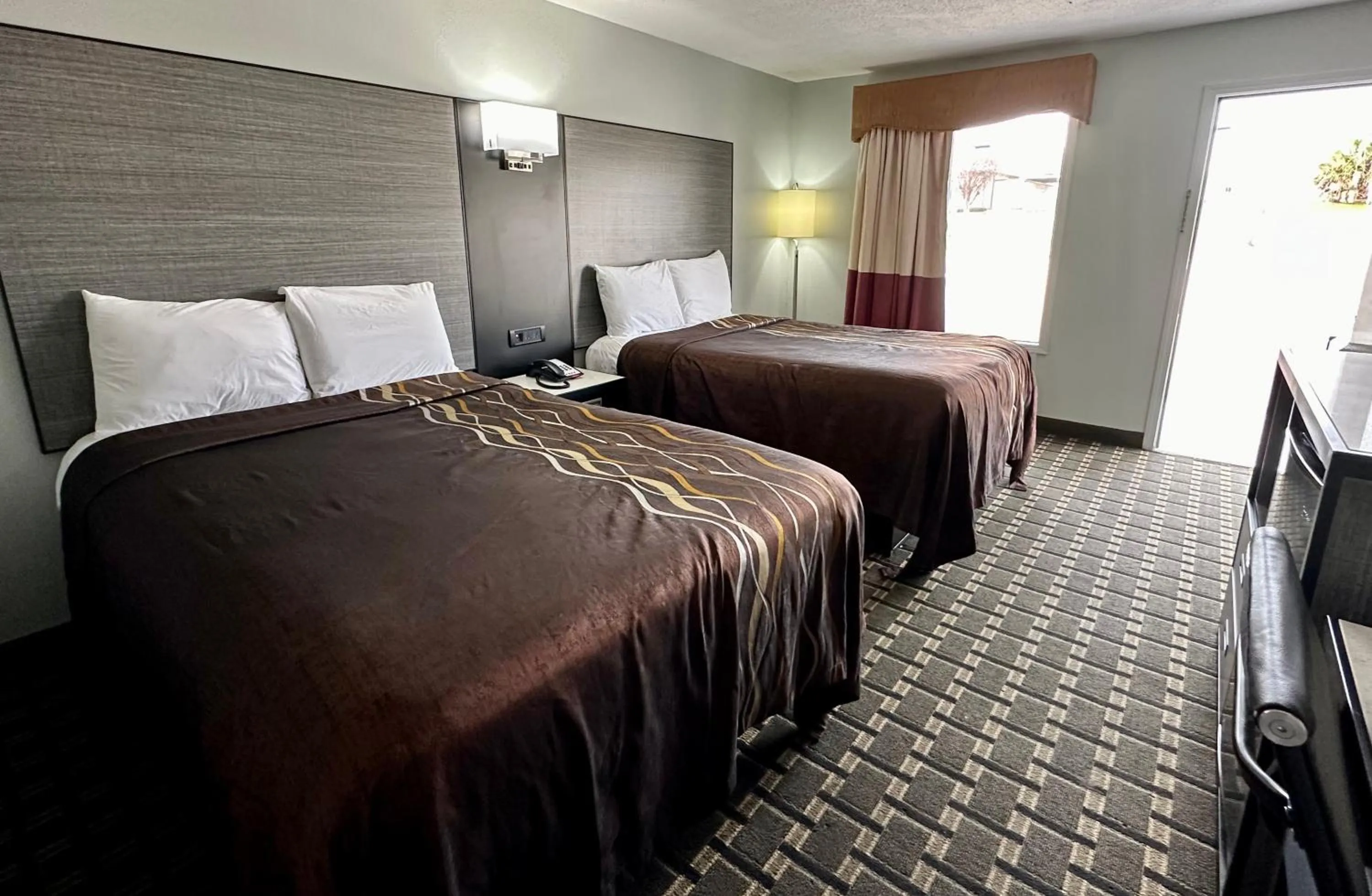 Bed in Red Carpet Inn - Natchez