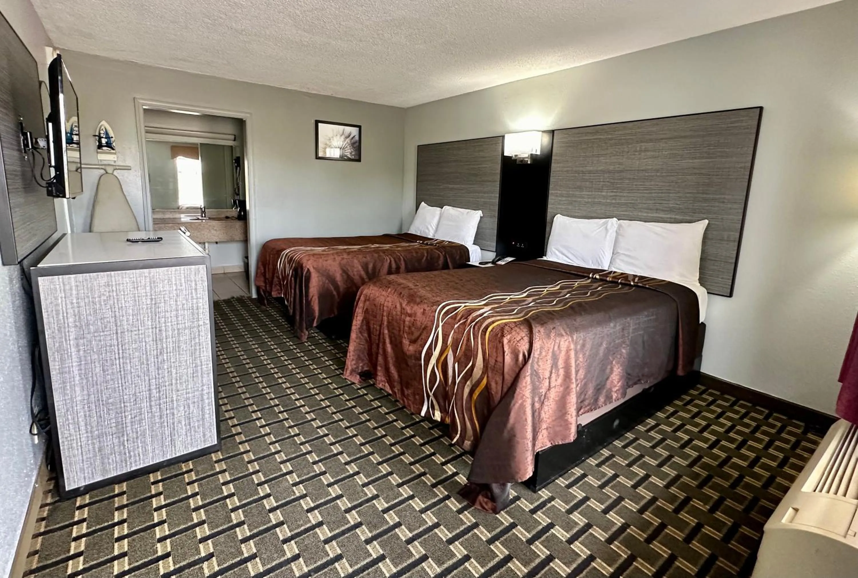 Bed in Red Carpet Inn - Natchez