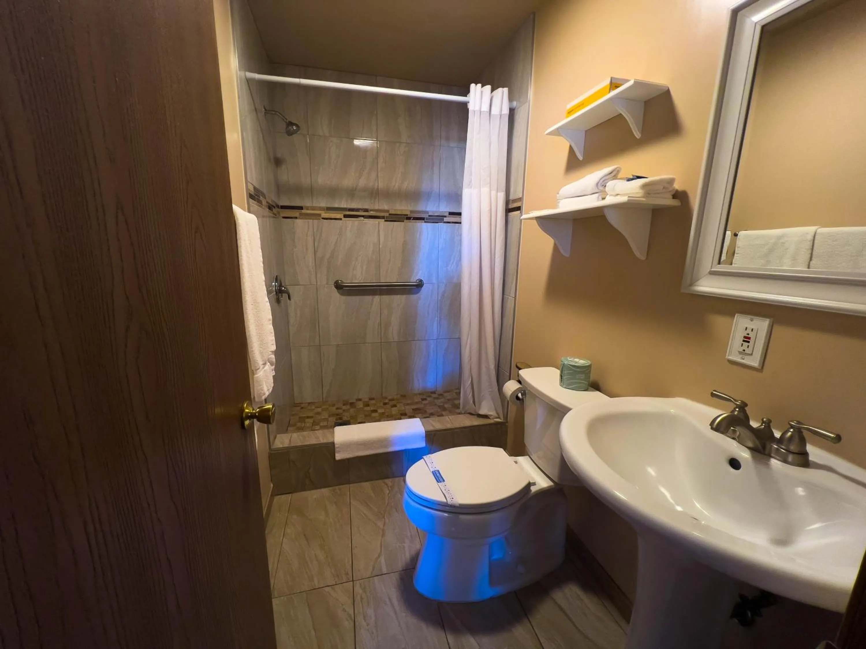 Queen Room with Garden View in Riviera Motel