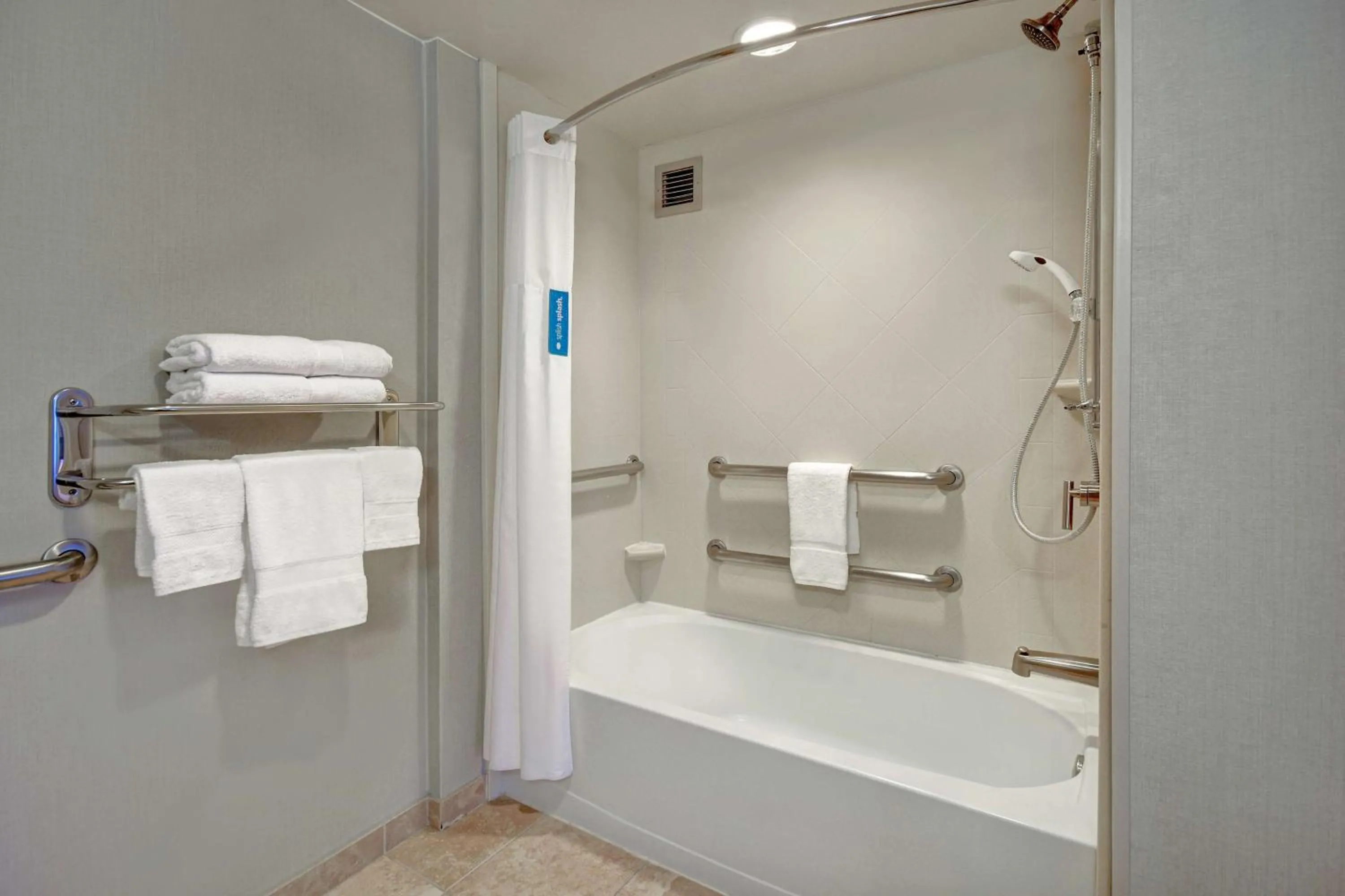 Bathroom in Hampton Inn & Suites Alexandria Old Town Area South