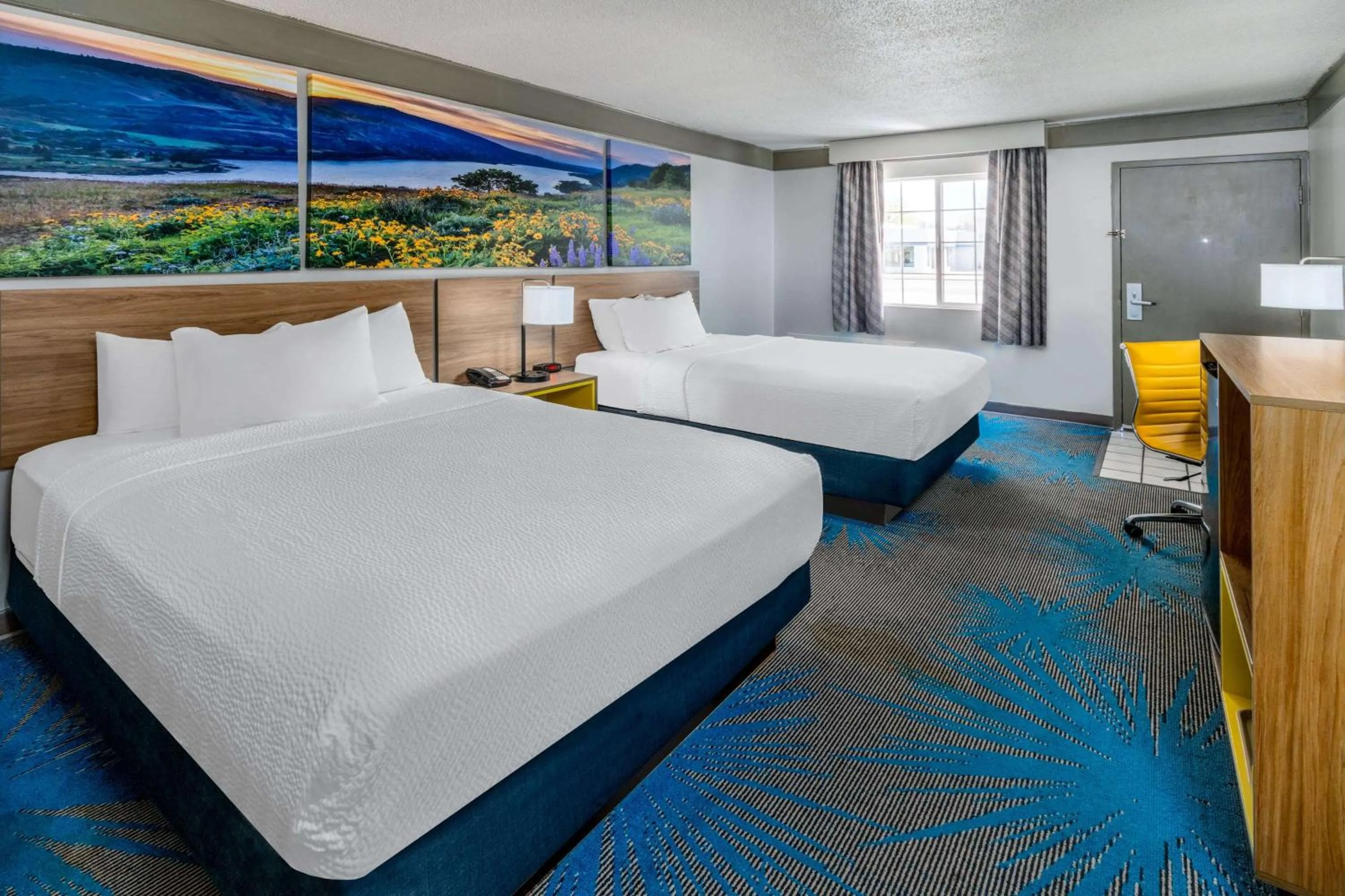 Photo of the whole room, Bed in Days Inn by Wyndham Delta CO