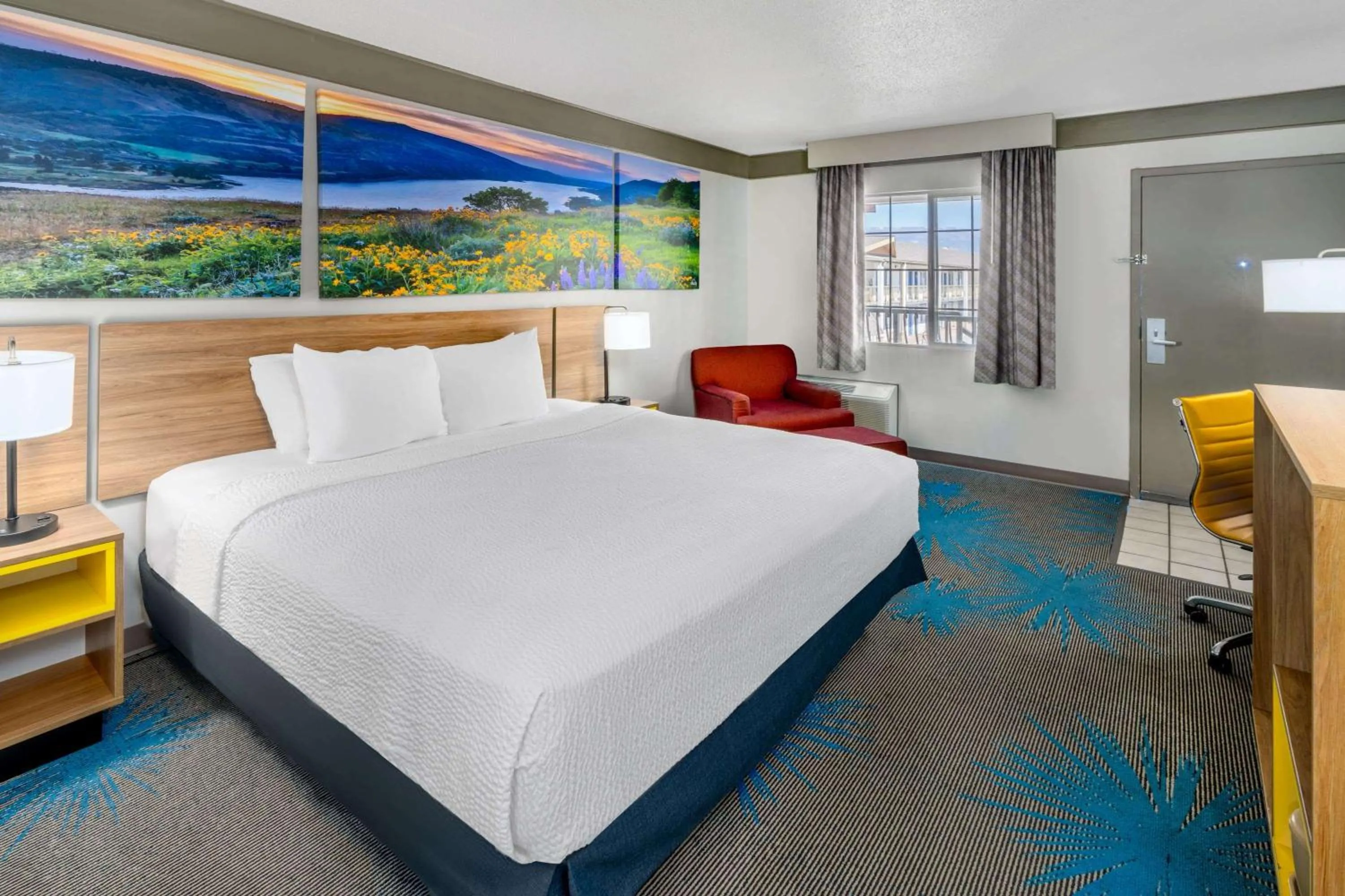 Photo of the whole room, Bed in Days Inn by Wyndham Delta CO