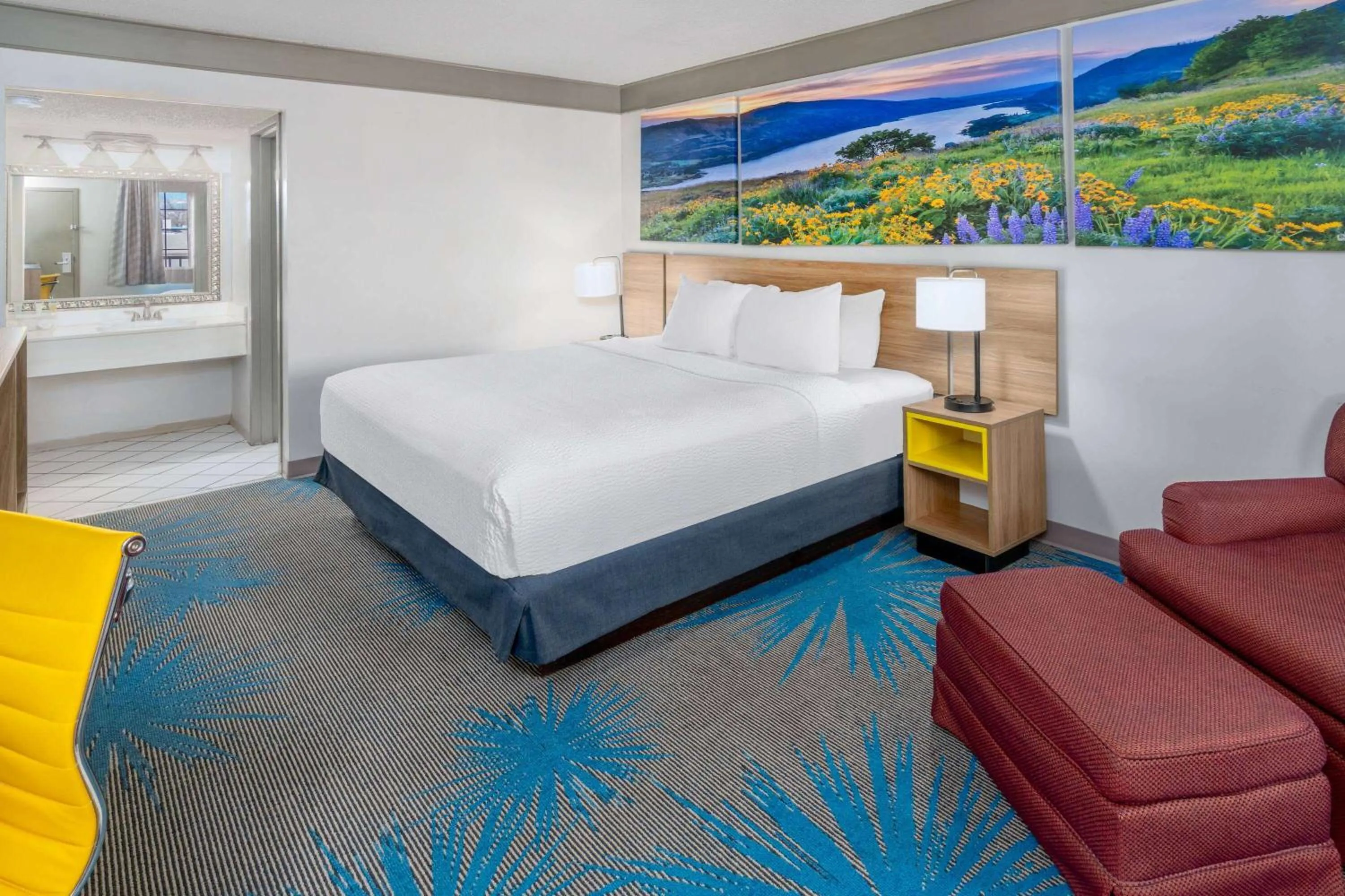Photo of the whole room, Bed in Days Inn by Wyndham Delta CO
