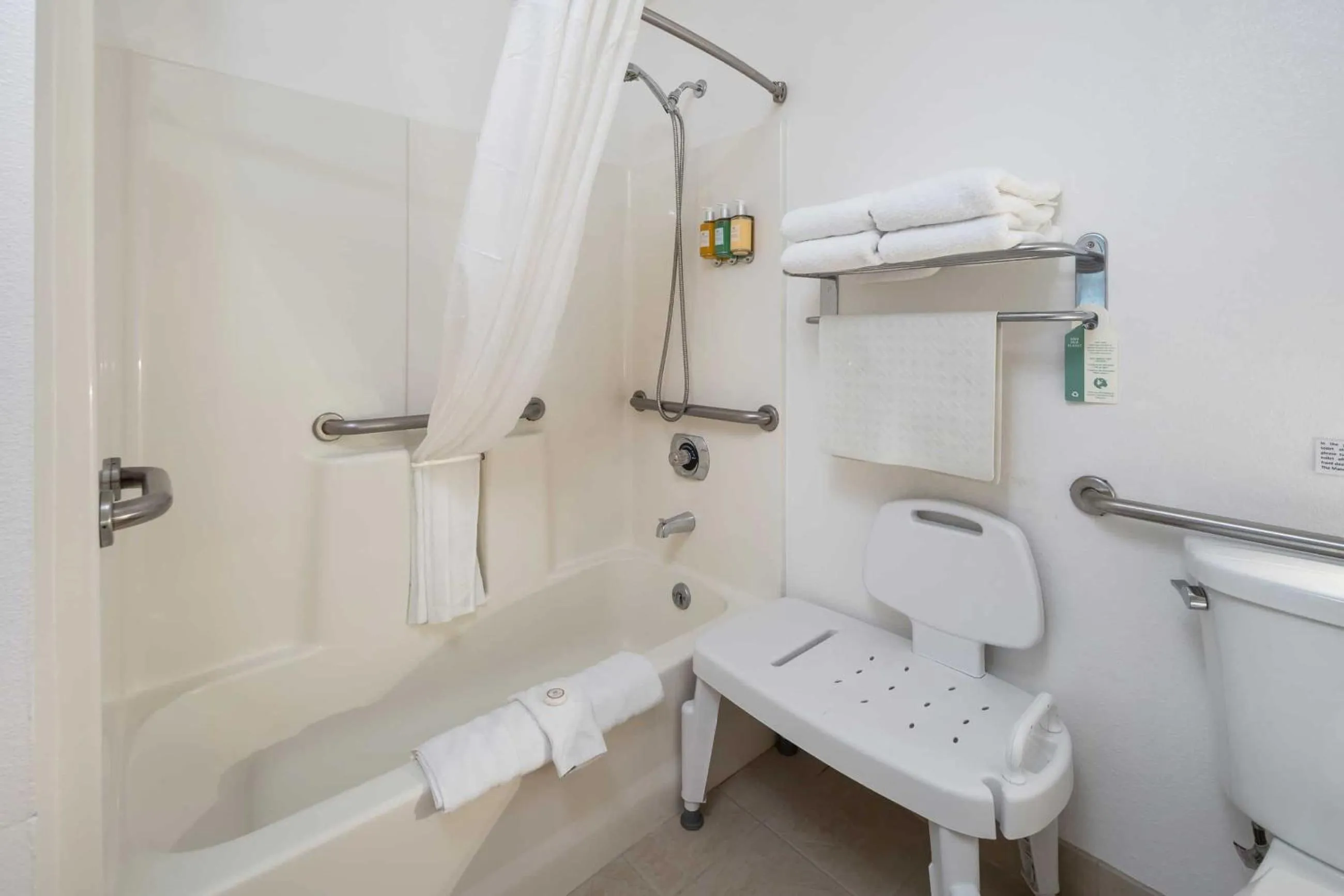 Bath in The Marina Inn