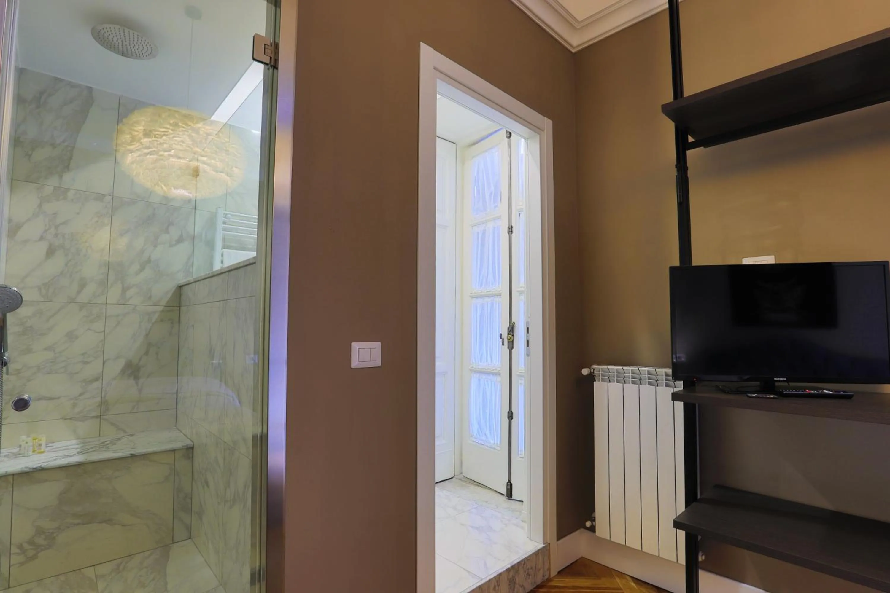 Photo of the whole room in PORTO 53