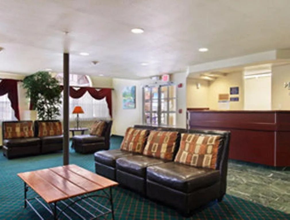 Communal lounge/ TV room in Microtel Inn & Suites by Wyndham Wellton
