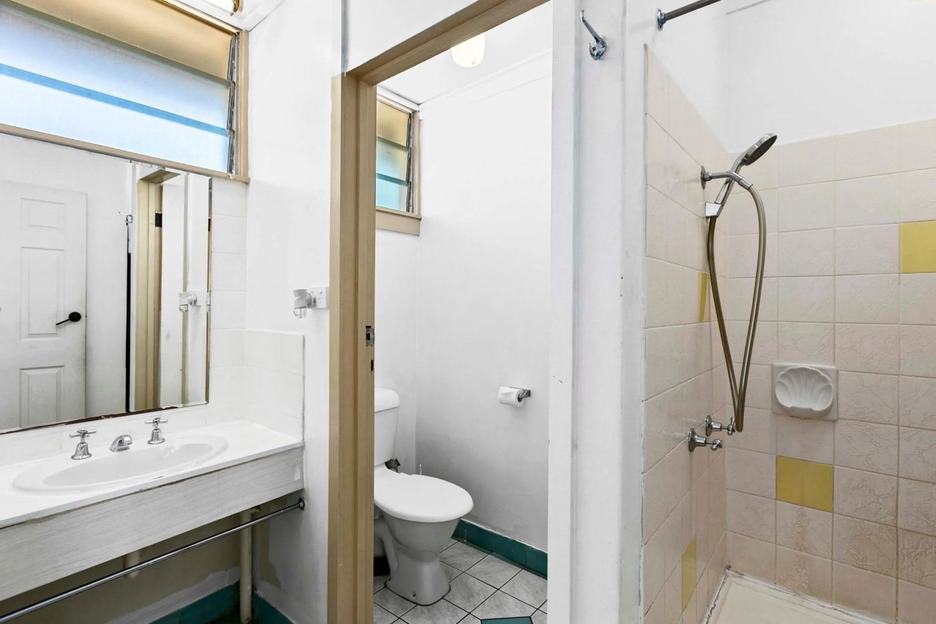 Shower in Maryborough City Motel