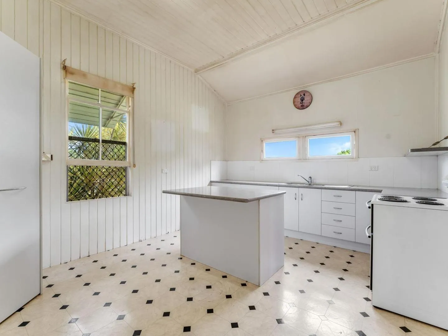 Kitchen or kitchenette in Maryborough City Motel
