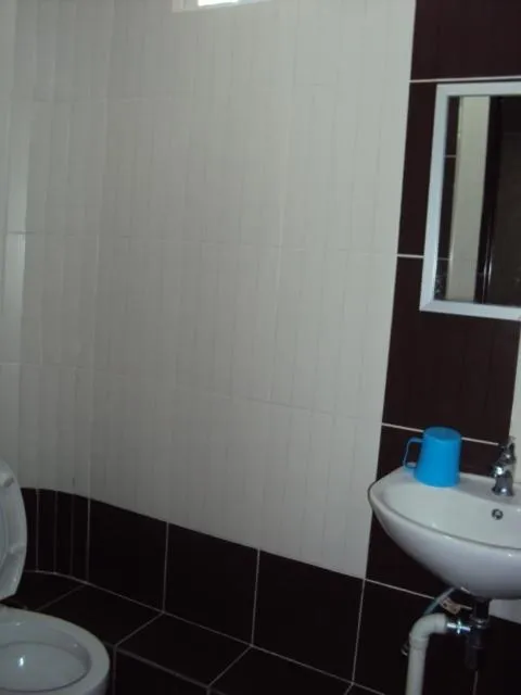 Bathroom in OYO 728 Tai Pan Hotel