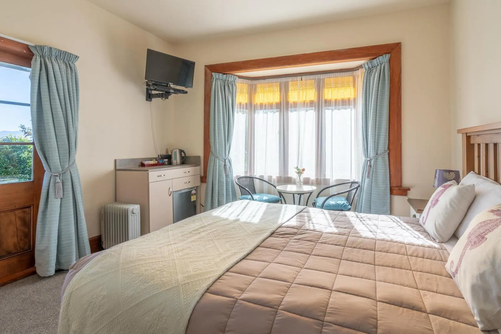 Bedroom, Bed in Nikau Lodge