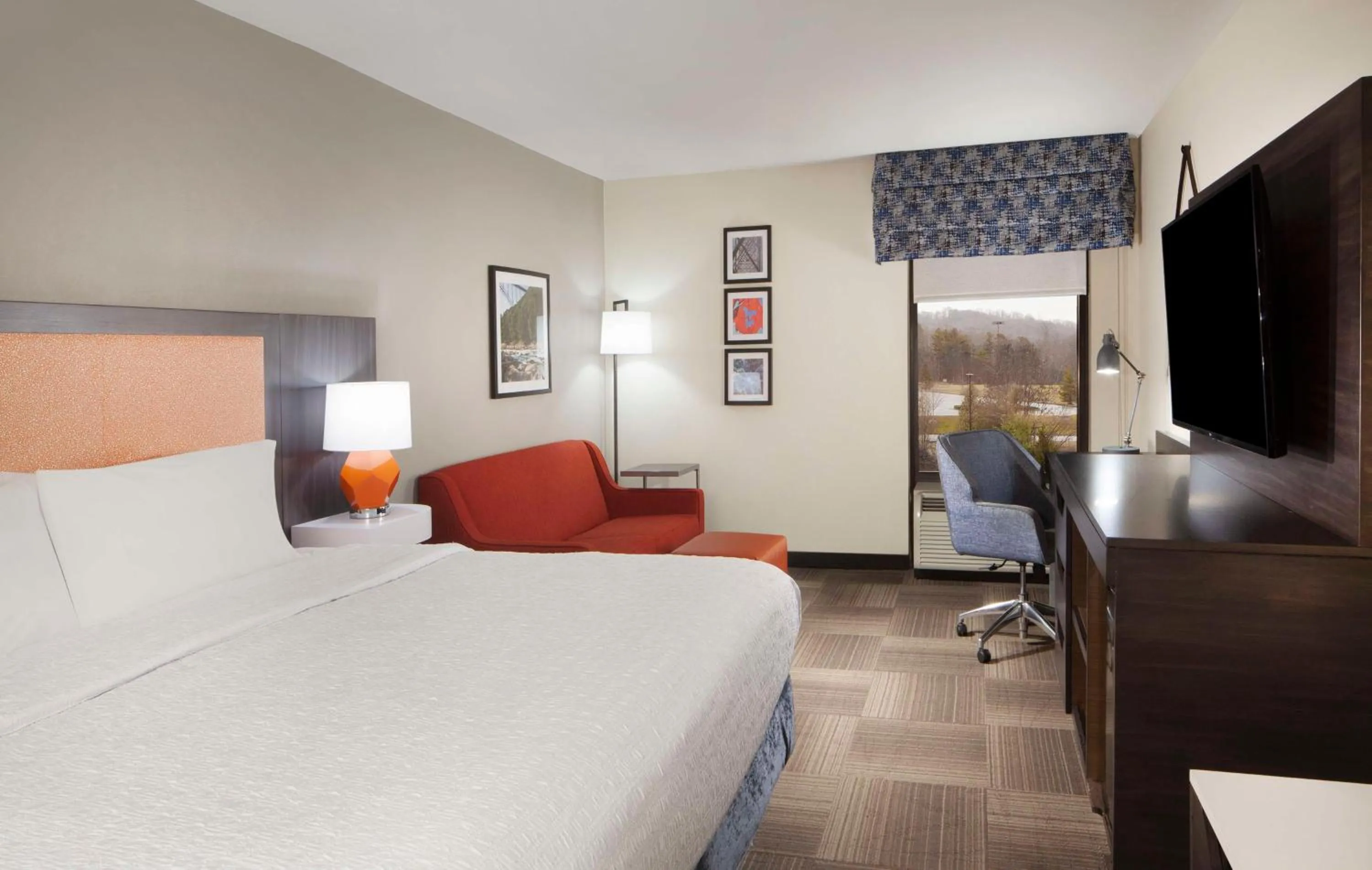 Living room, Bed in Hampton Inn Charleston-Southridge