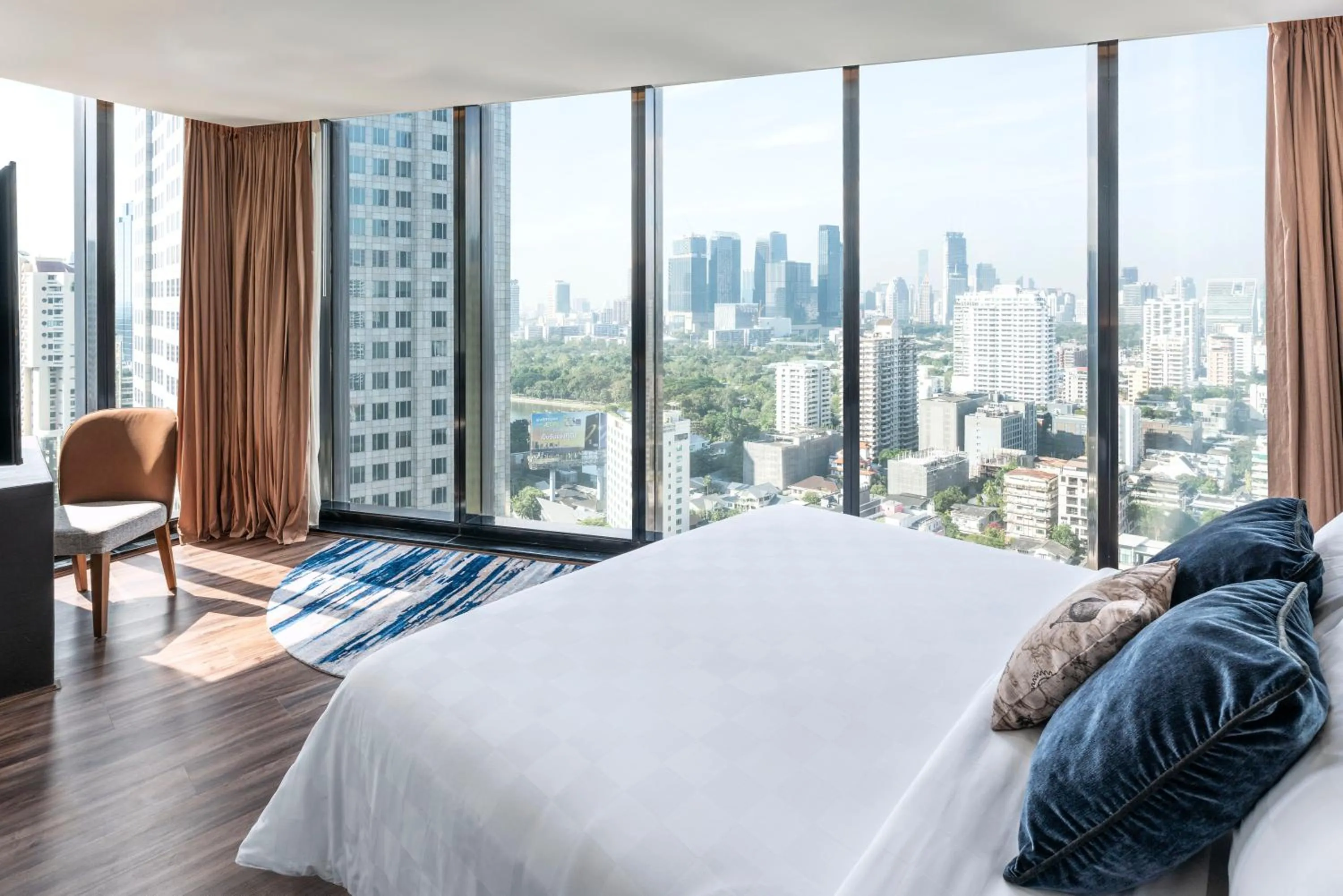 Bedroom, Bed in The Continent Hotel Sukhumvit - Asok BTS Bangkok