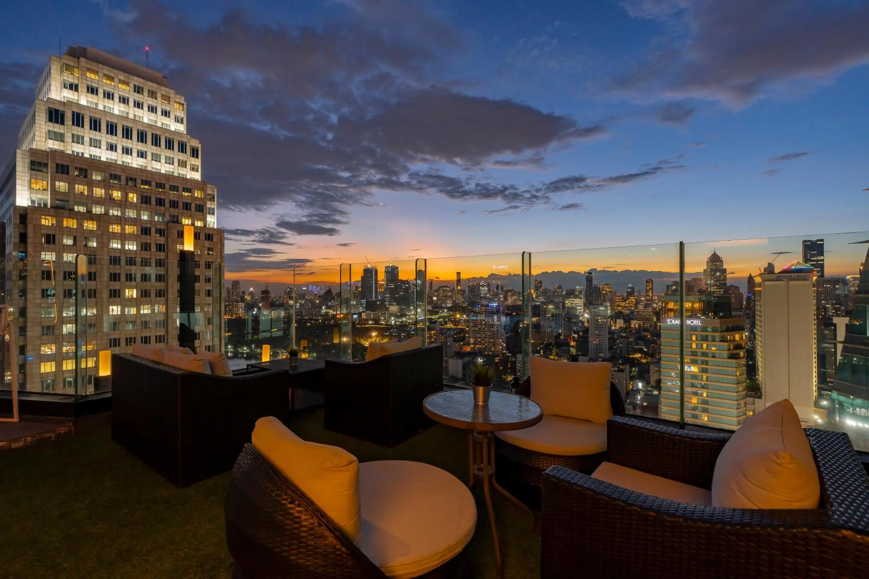 Lounge or bar in The Continent Hotel Sukhumvit - Asok BTS Bangkok