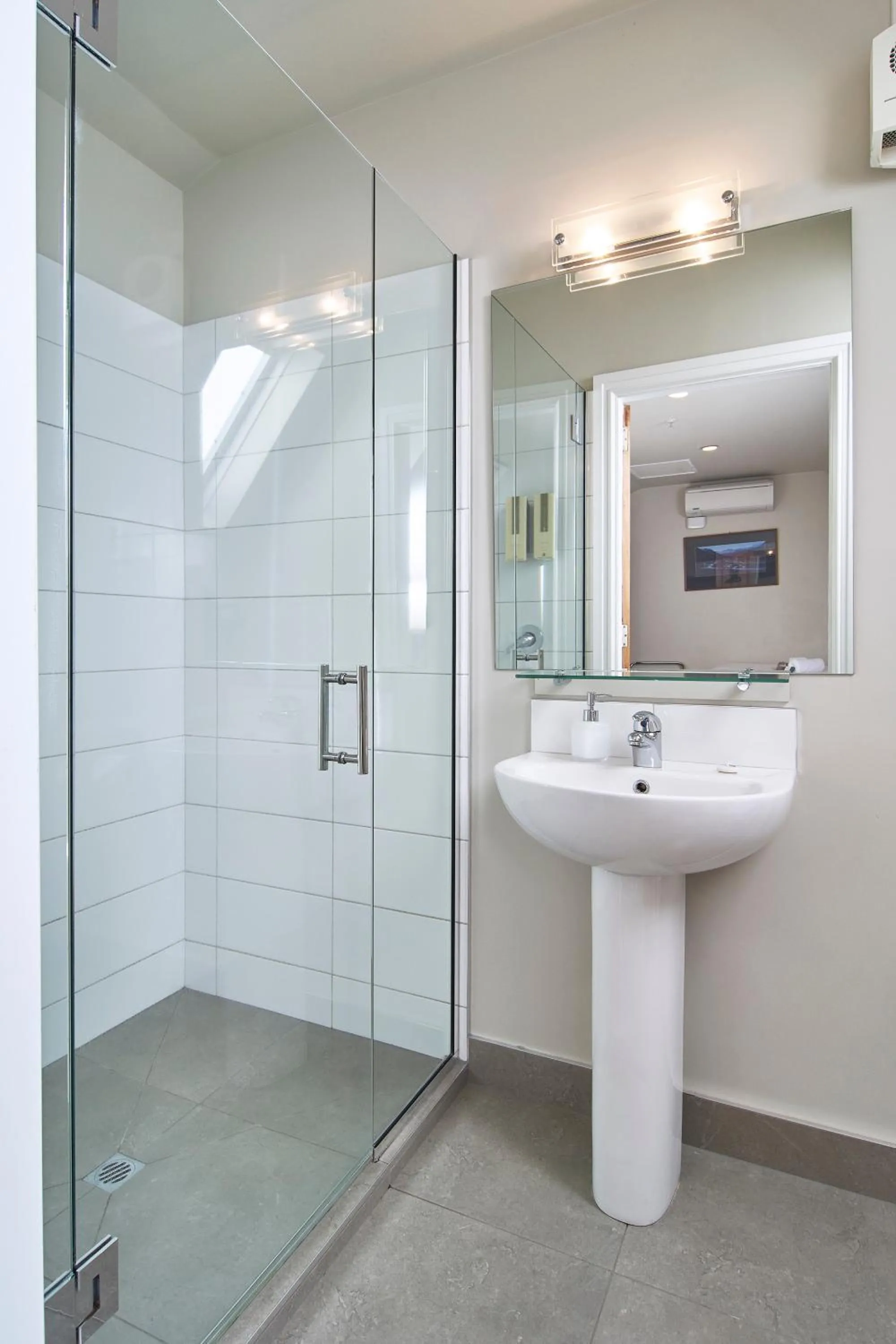 Shower, Bathroom in Orari Boutique Hotel