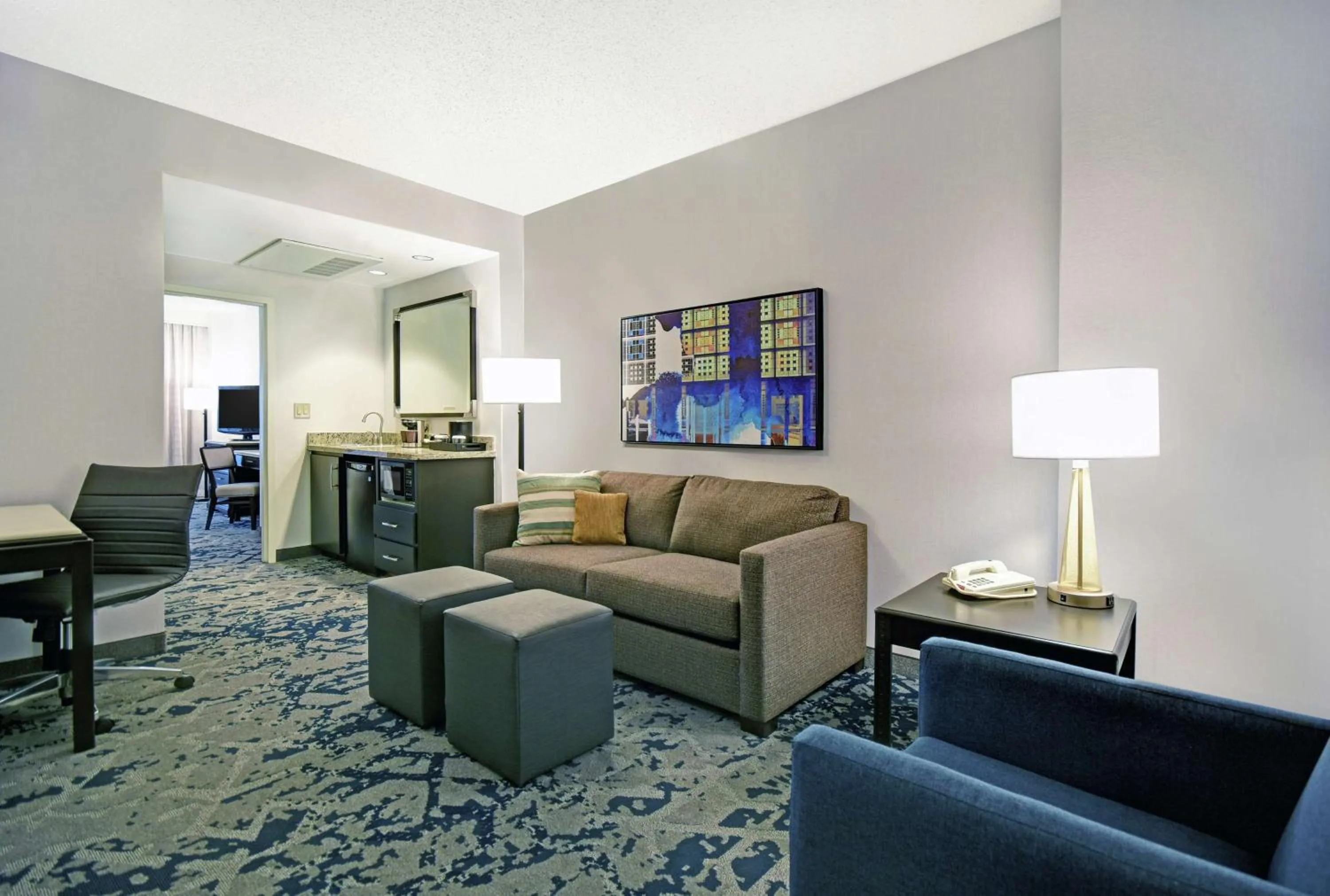 Living room in Embassy Suites Charleston