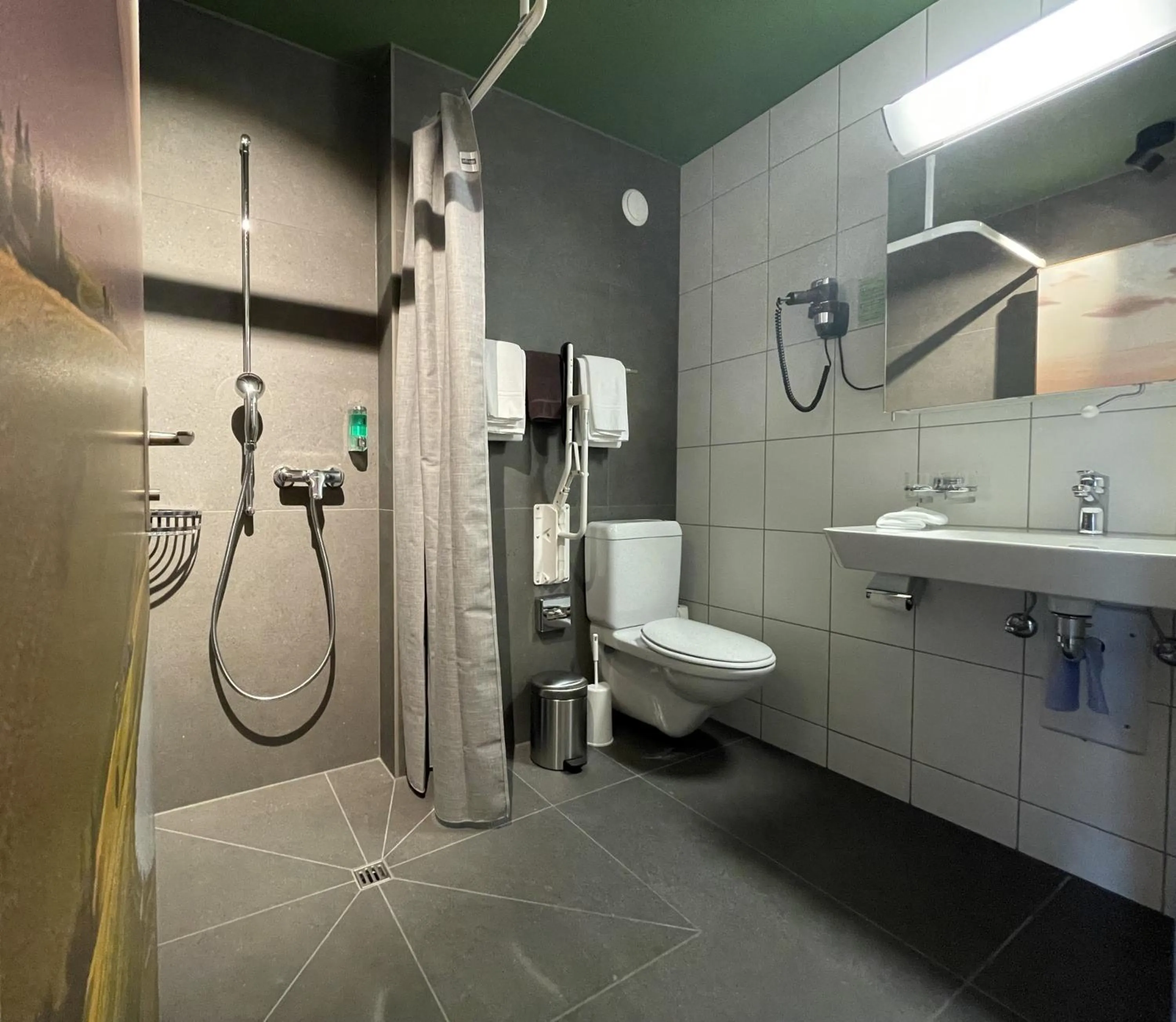 Bathroom in Ferien- und Familienhotel Alpina Adelboden