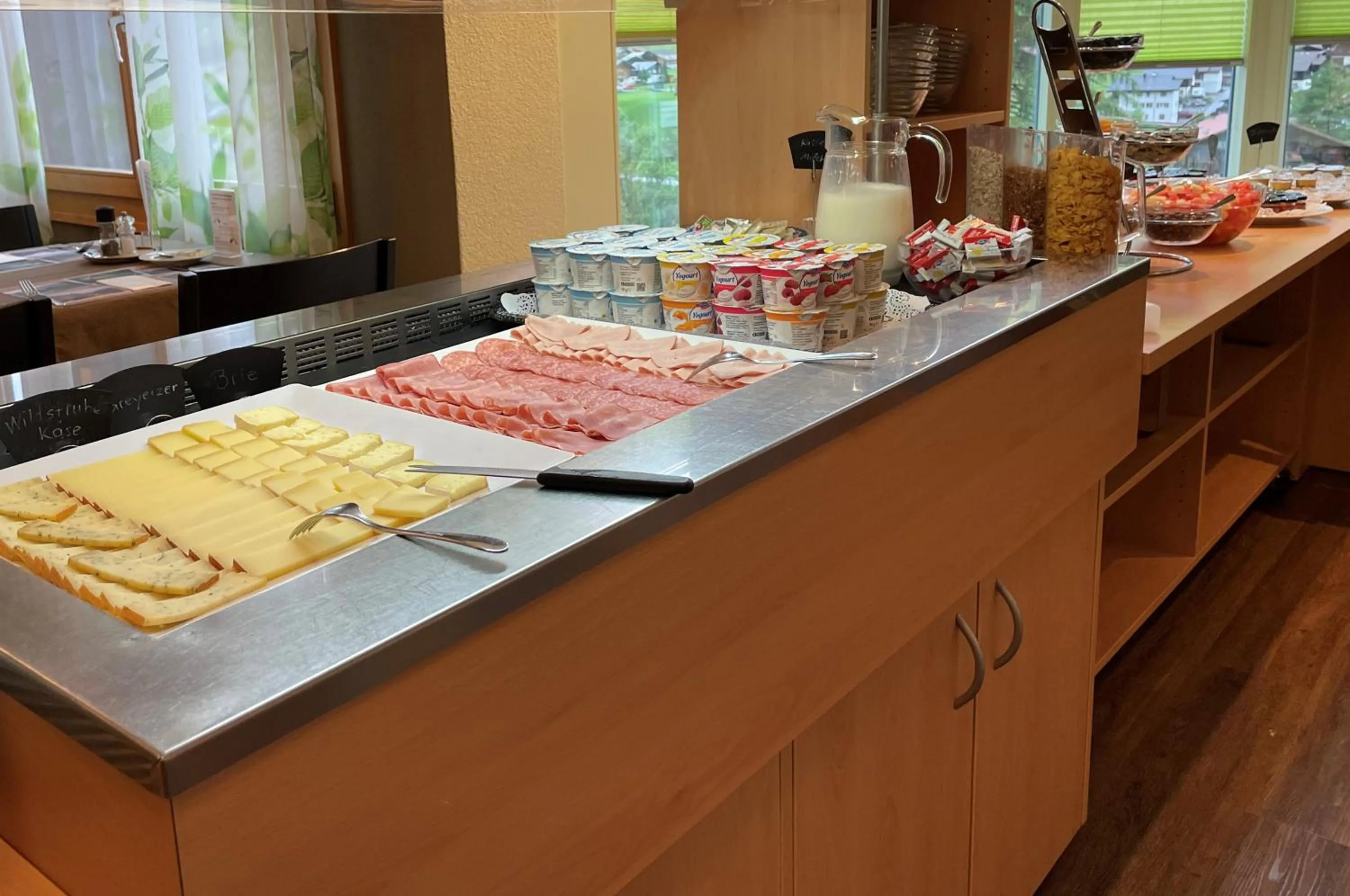 Buffet breakfast in Ferien- und Familienhotel Alpina Adelboden