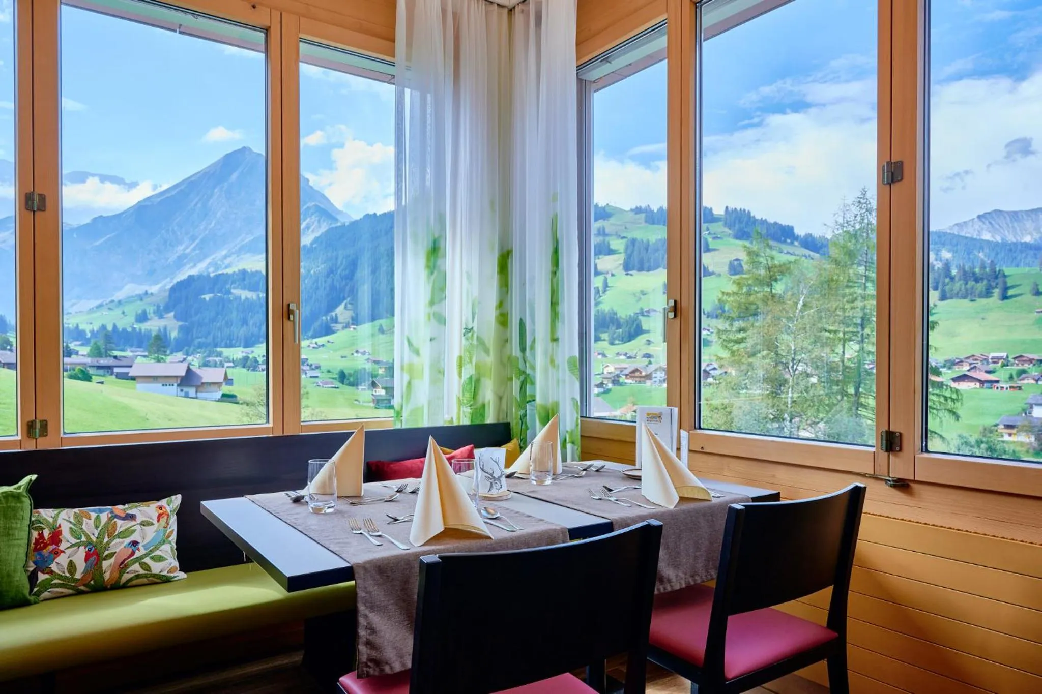 Restaurant/places to eat in Ferien- und Familienhotel Alpina Adelboden