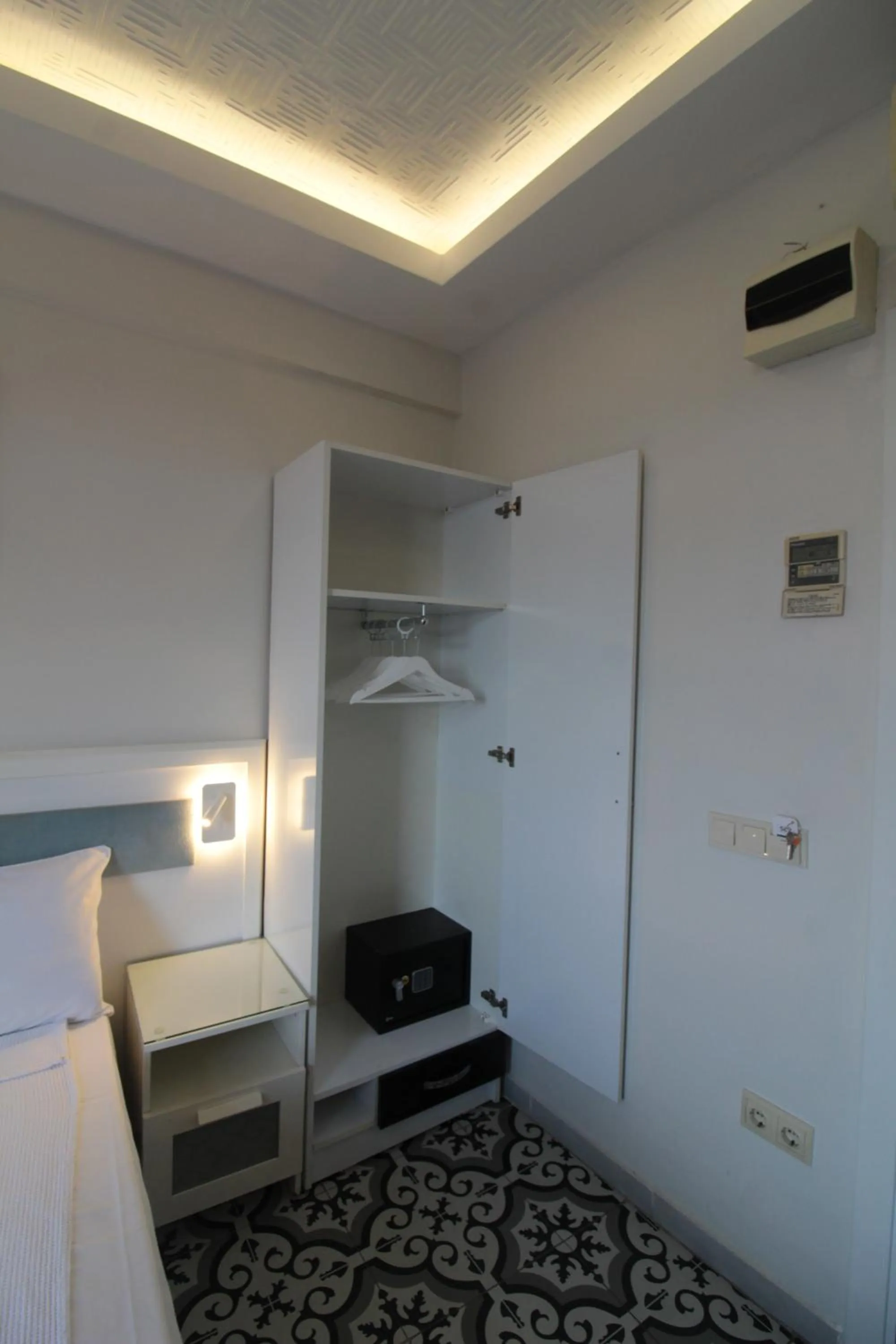 wardrobe, Bed in Lemon Residence