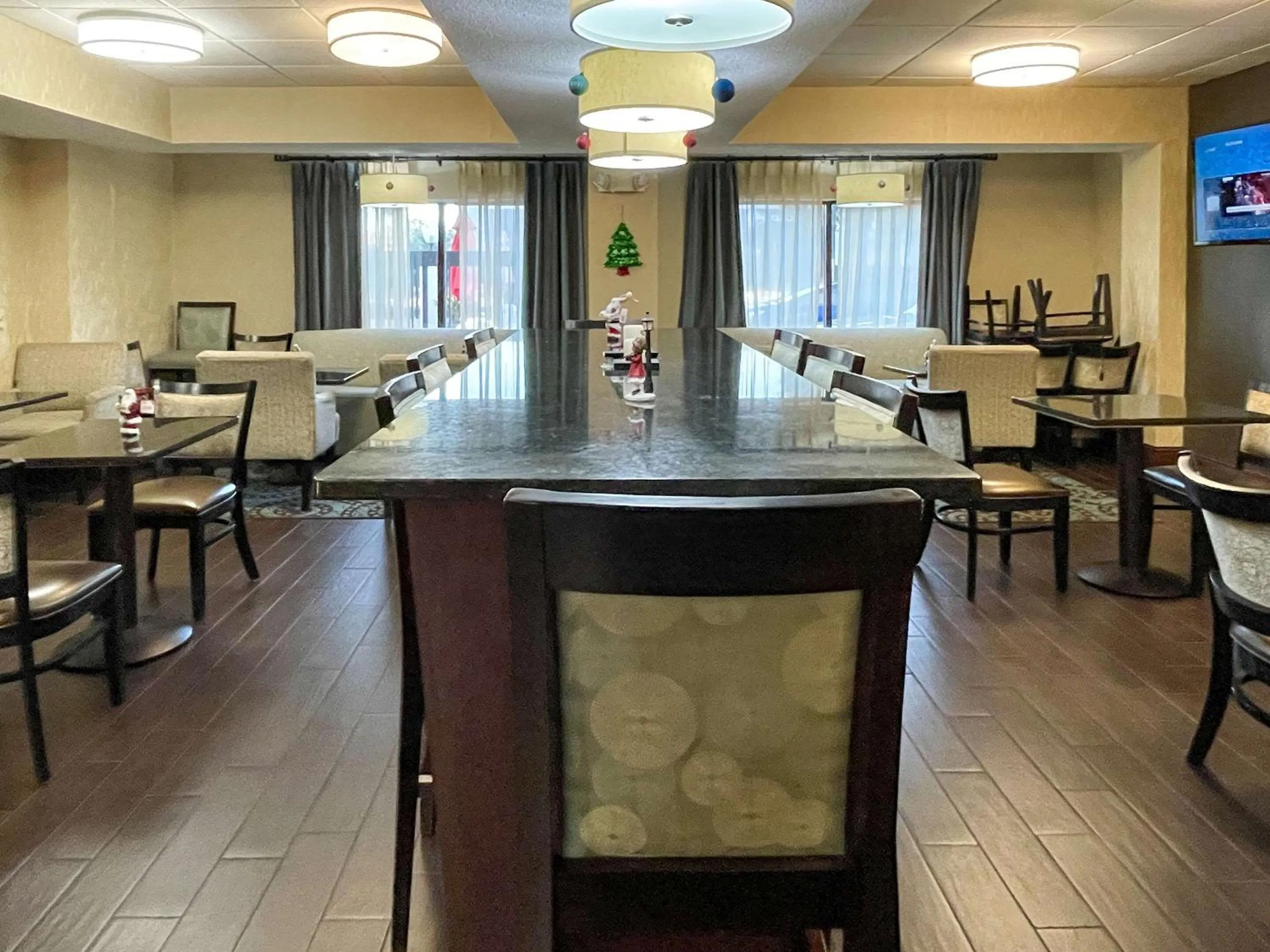Restaurant/places to eat in Comfort Inn Darien - North Brunswick