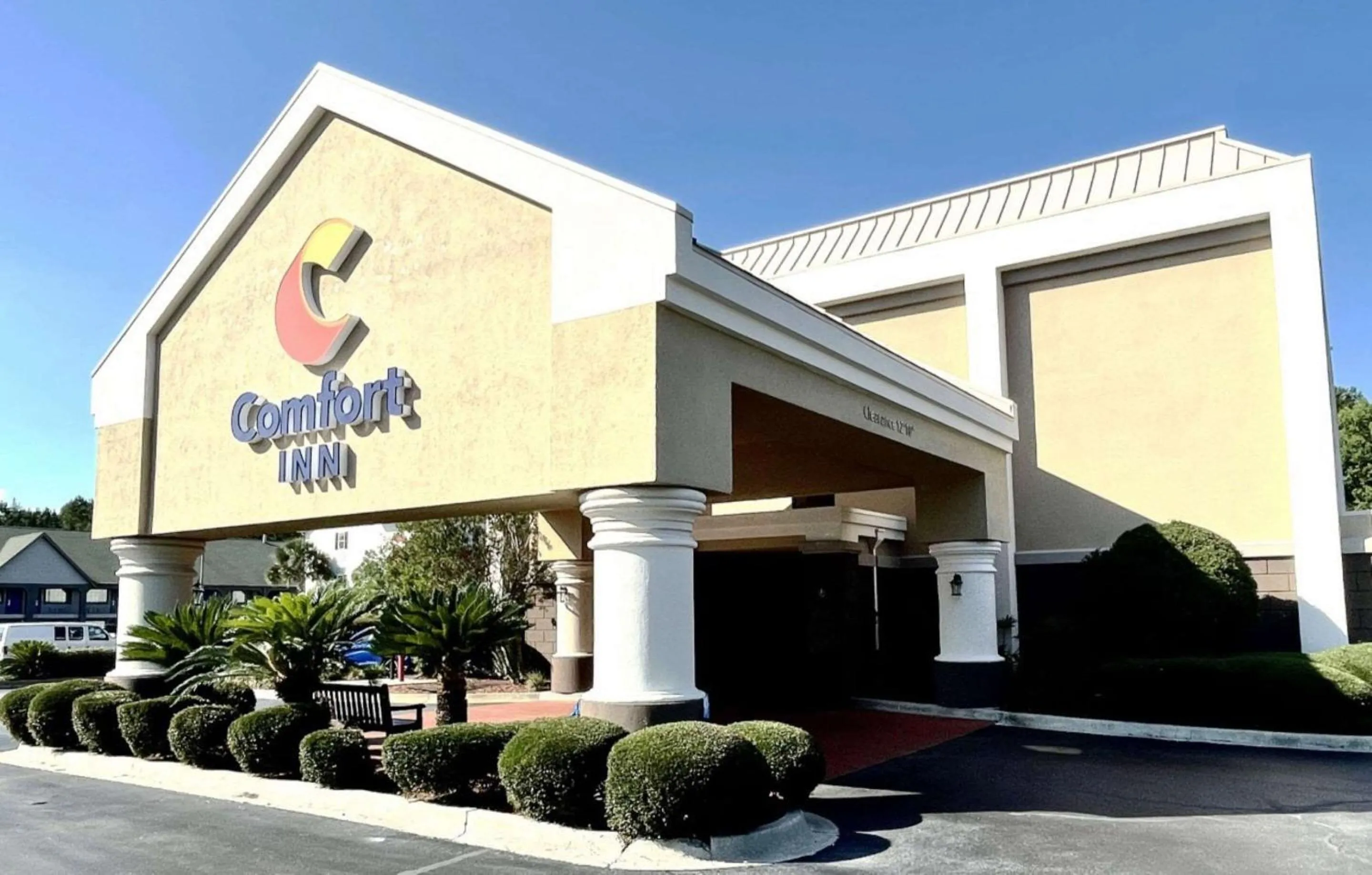 Property building in Comfort Inn Darien - North Brunswick