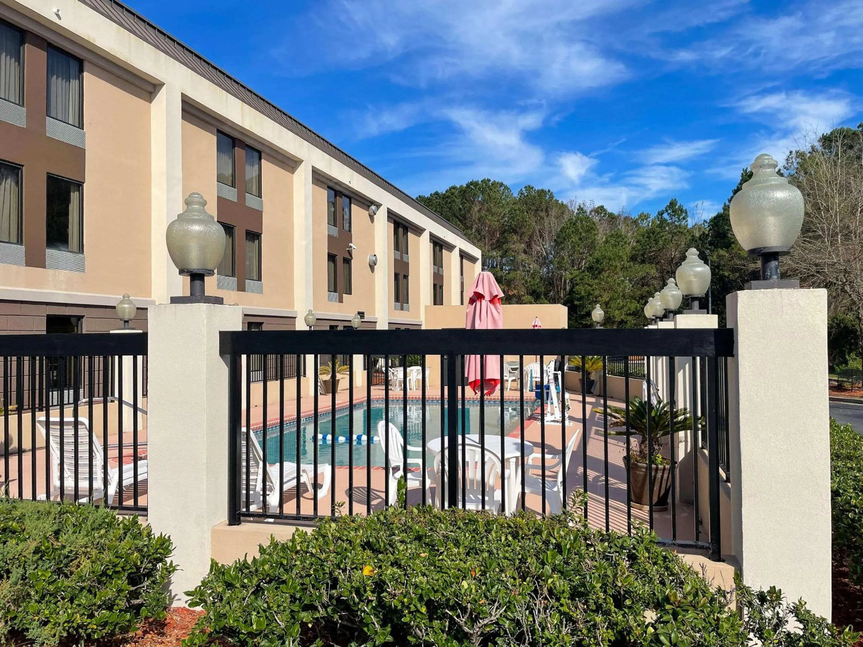 Swimming pool in Comfort Inn Darien - North Brunswick