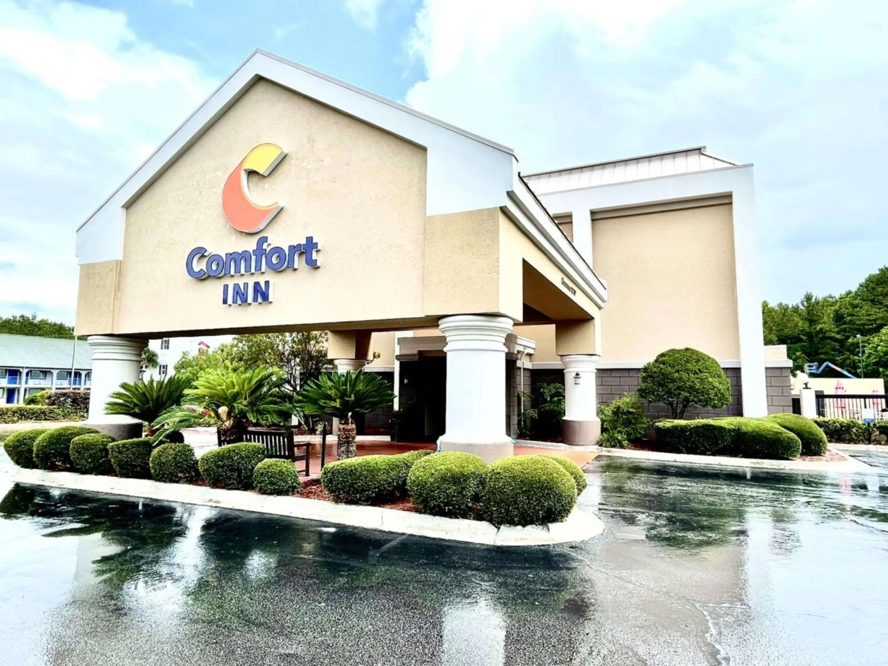 Property building in Comfort Inn Darien - North Brunswick
