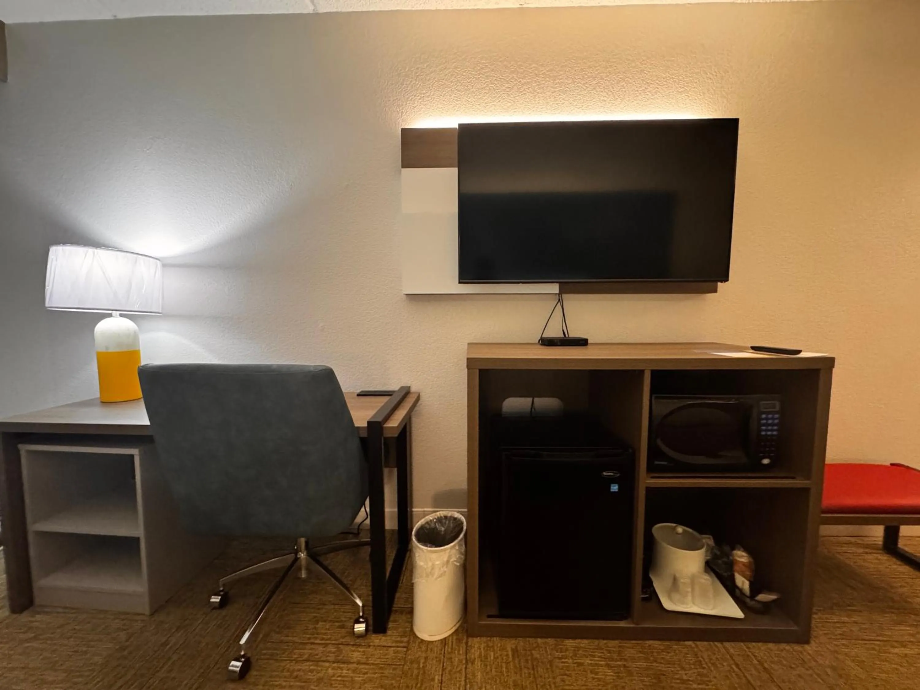 Communal lounge/ TV room in Comfort Inn Darien - North Brunswick