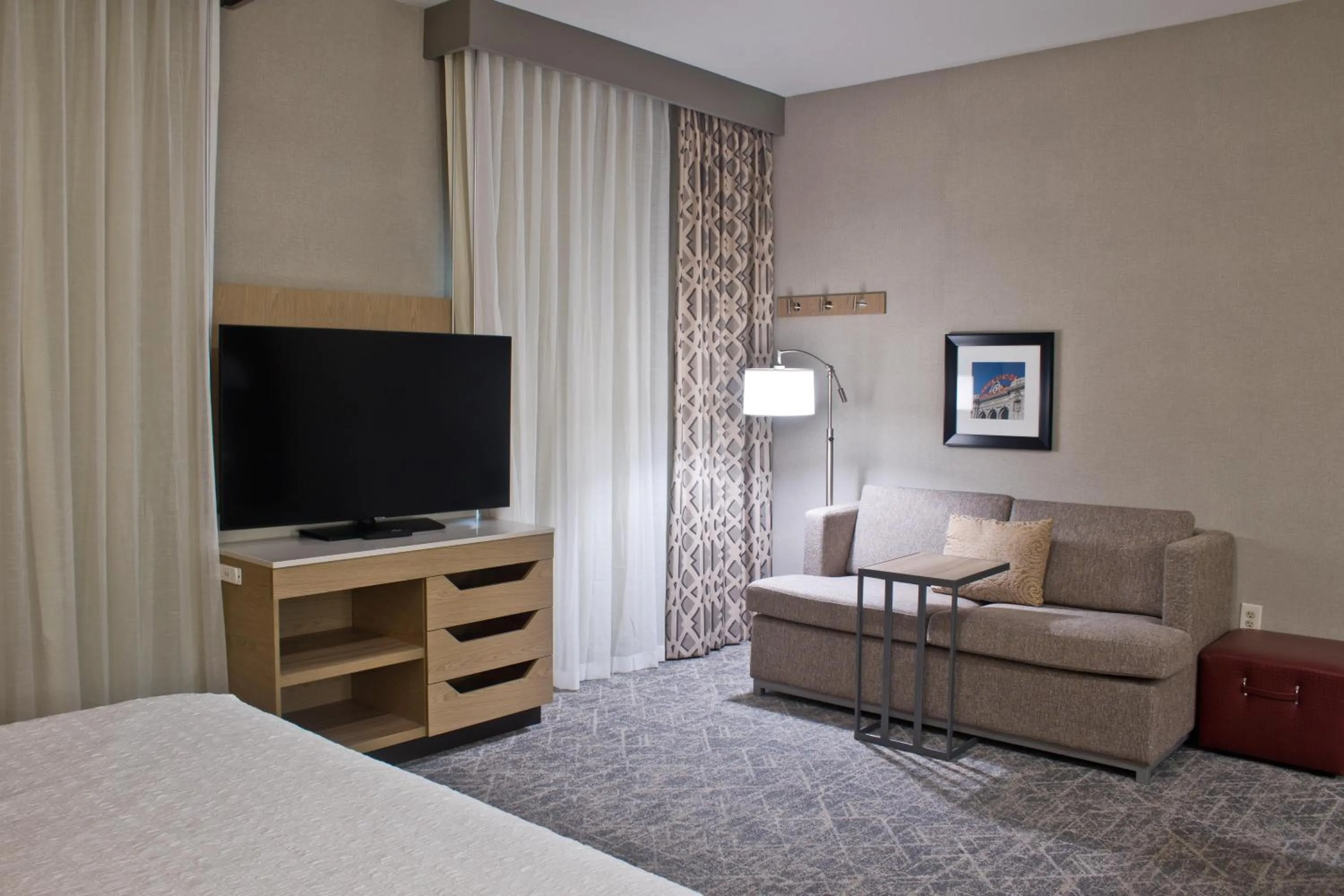 Living room, Bed in Hampton Inn & Suites Denver-Speer Boulevard