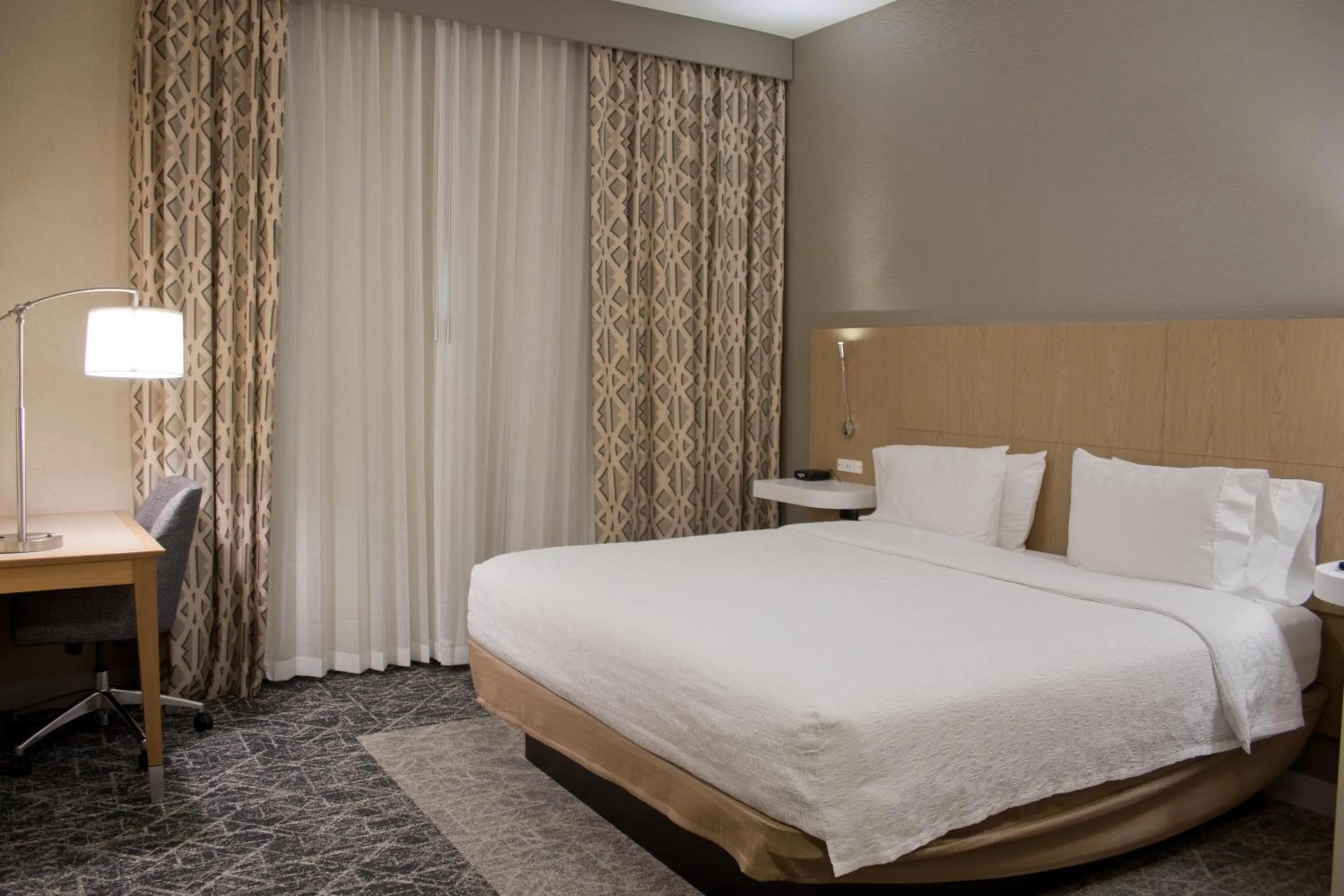 Bed in Hampton Inn & Suites Denver-Speer Boulevard