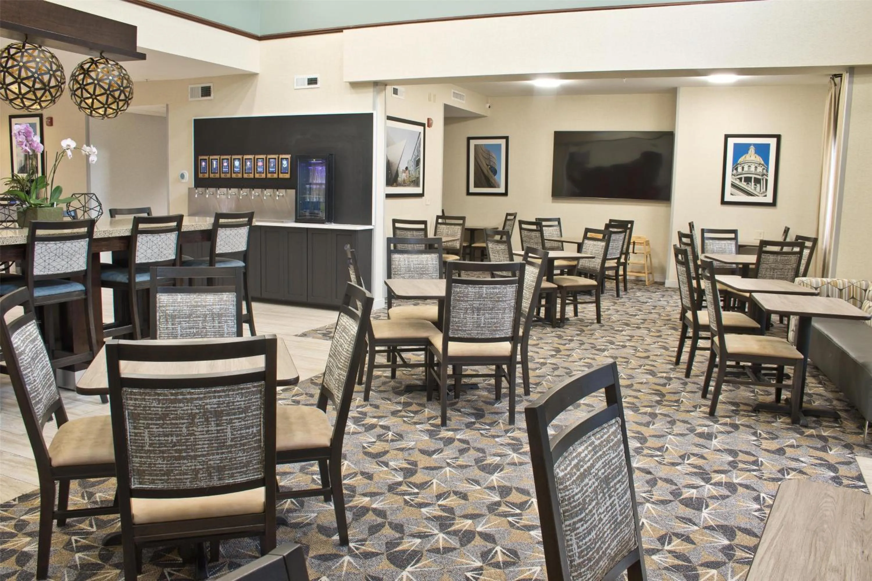 Breakfast in Hampton Inn & Suites Denver-Speer Boulevard