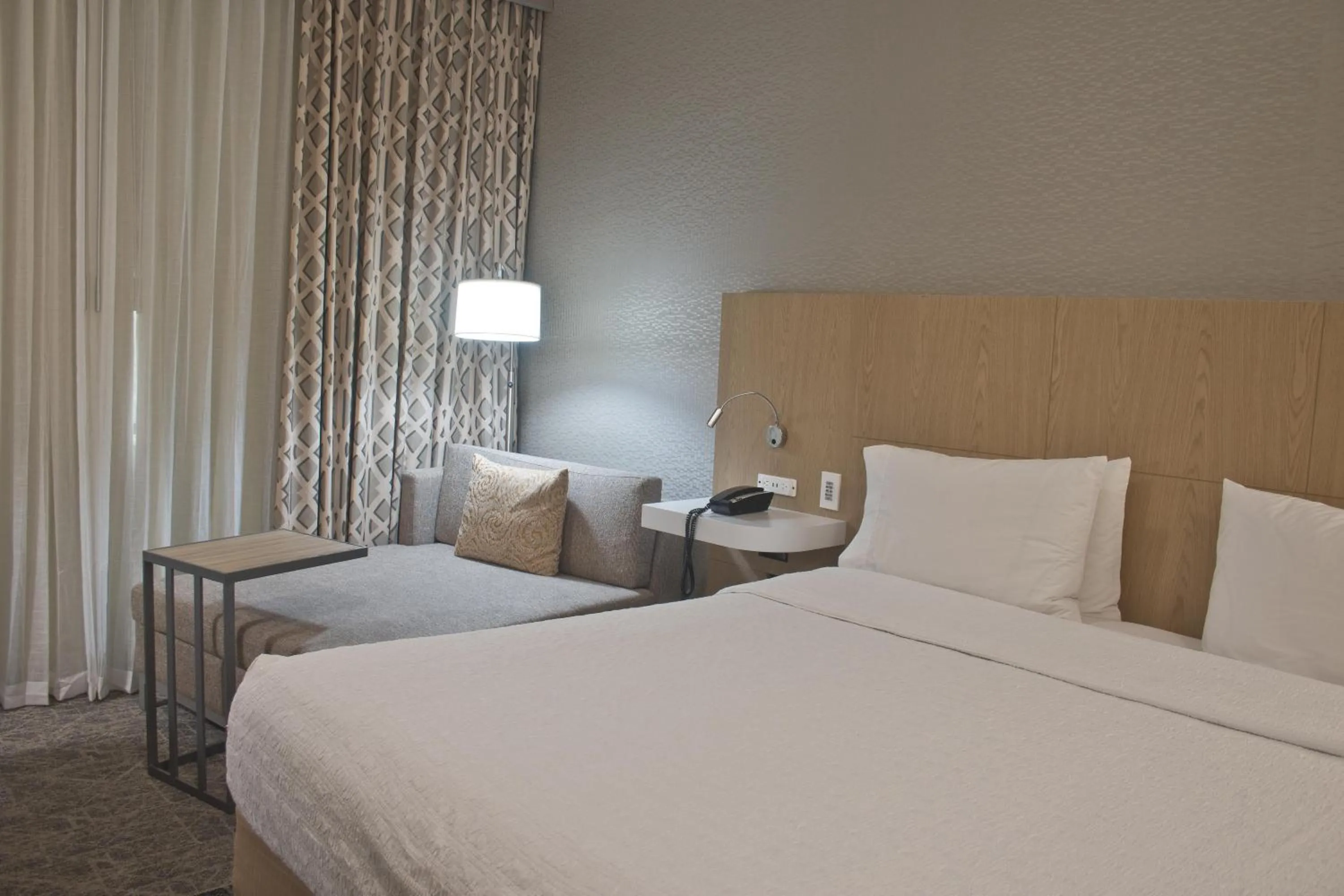 Bed in Hampton Inn & Suites Denver-Speer Boulevard