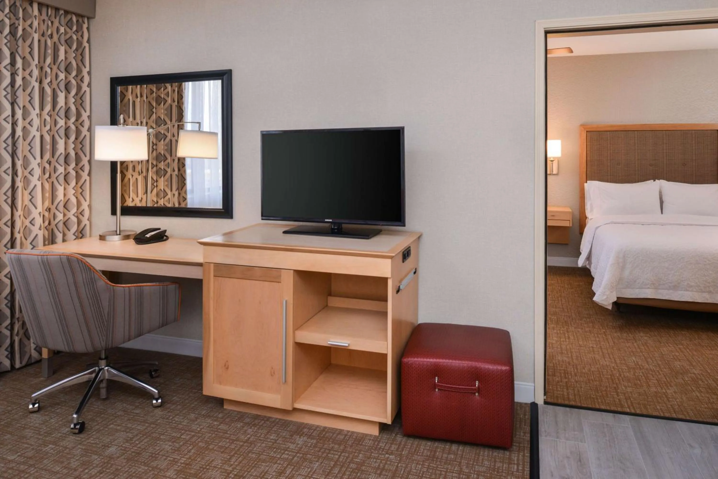 Living room, Bed in Hampton Inn & Suites Denver-Speer Boulevard