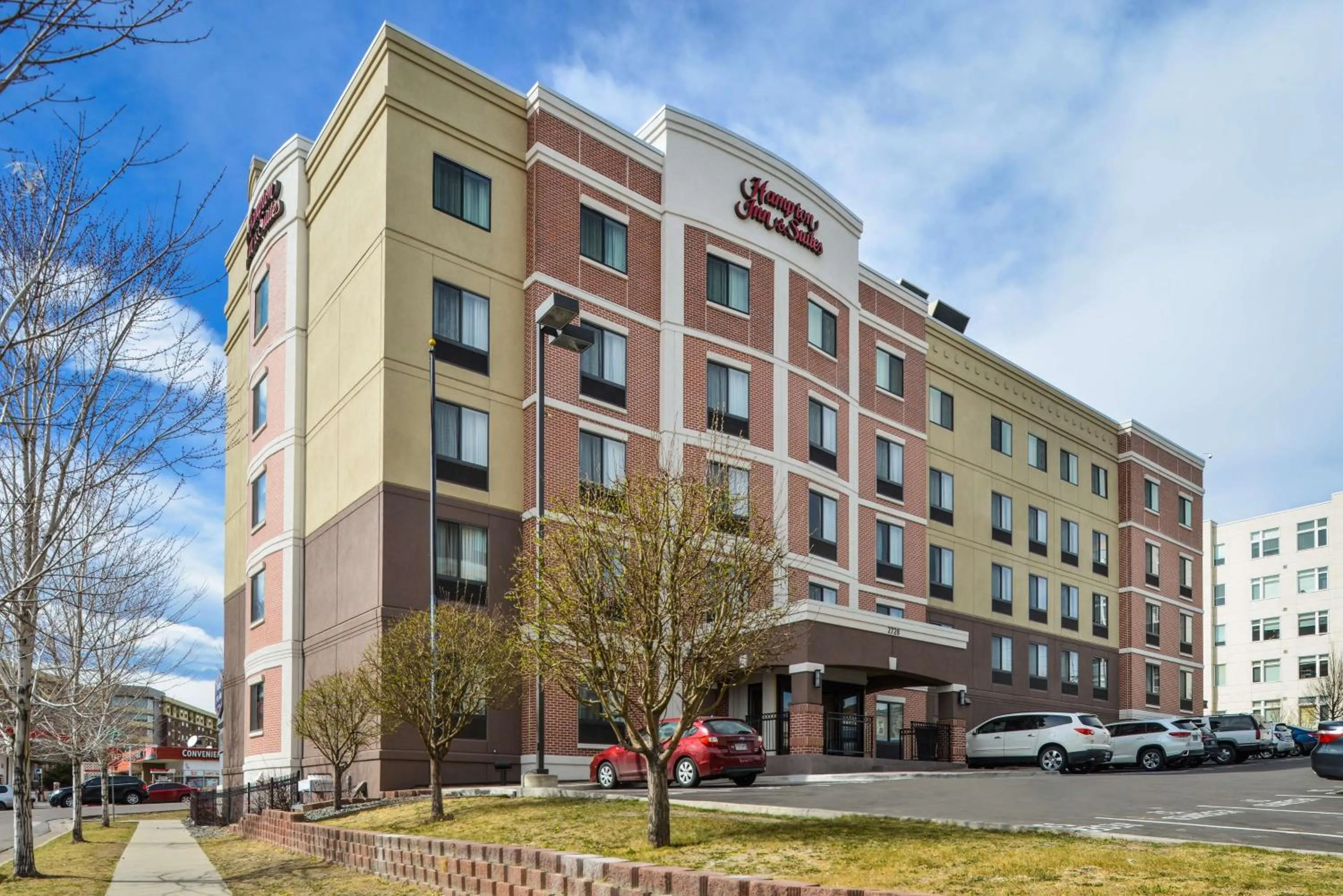 Property building in Hampton Inn & Suites Denver-Speer Boulevard