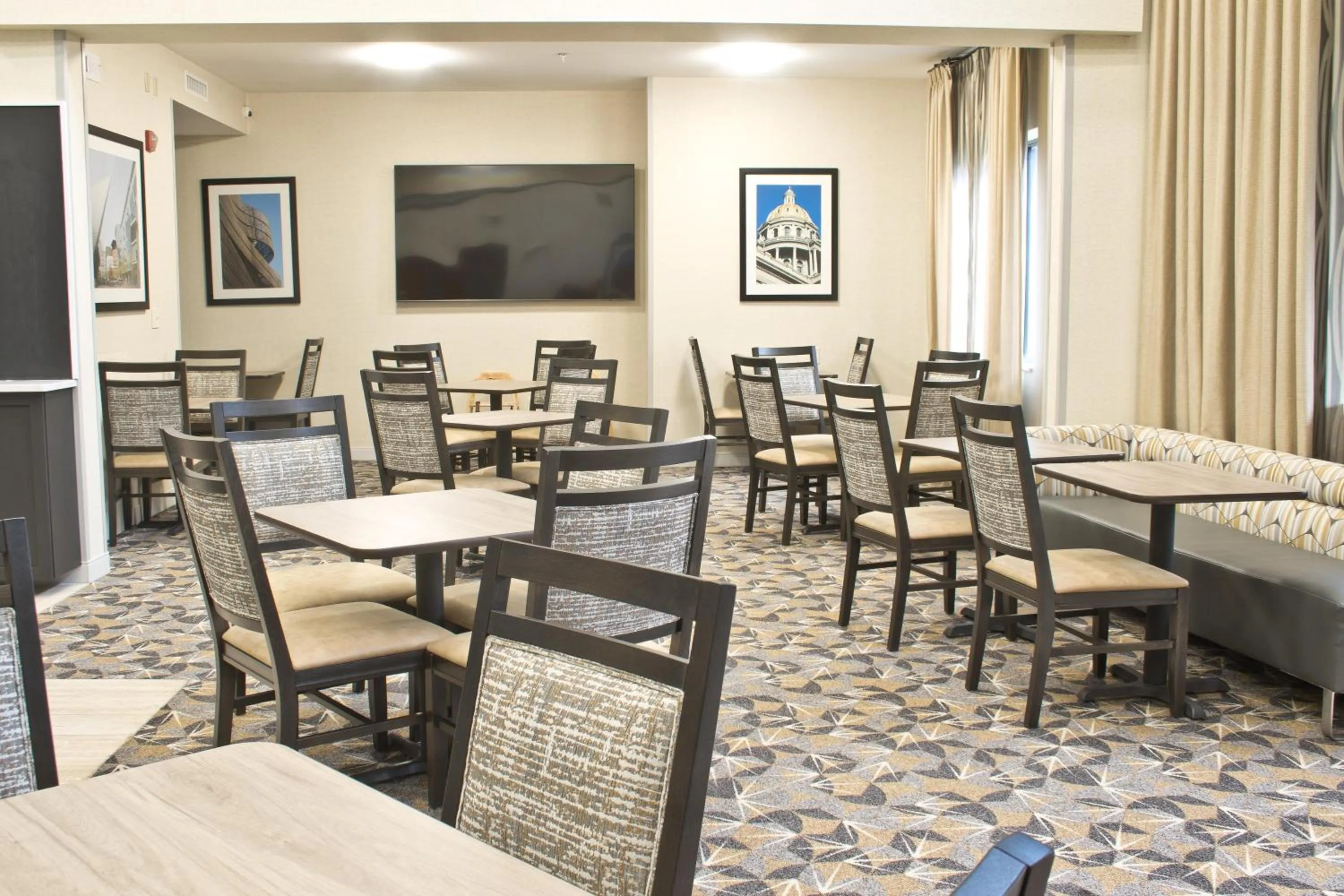 Breakfast in Hampton Inn & Suites Denver-Speer Boulevard