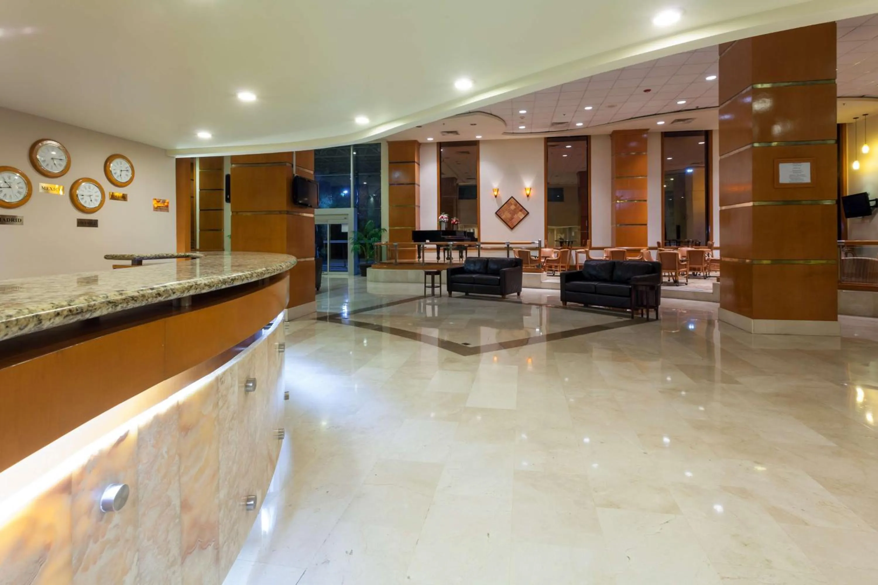Lobby or reception in Best Western PLUS Nuevo Laredo Inn & Suites